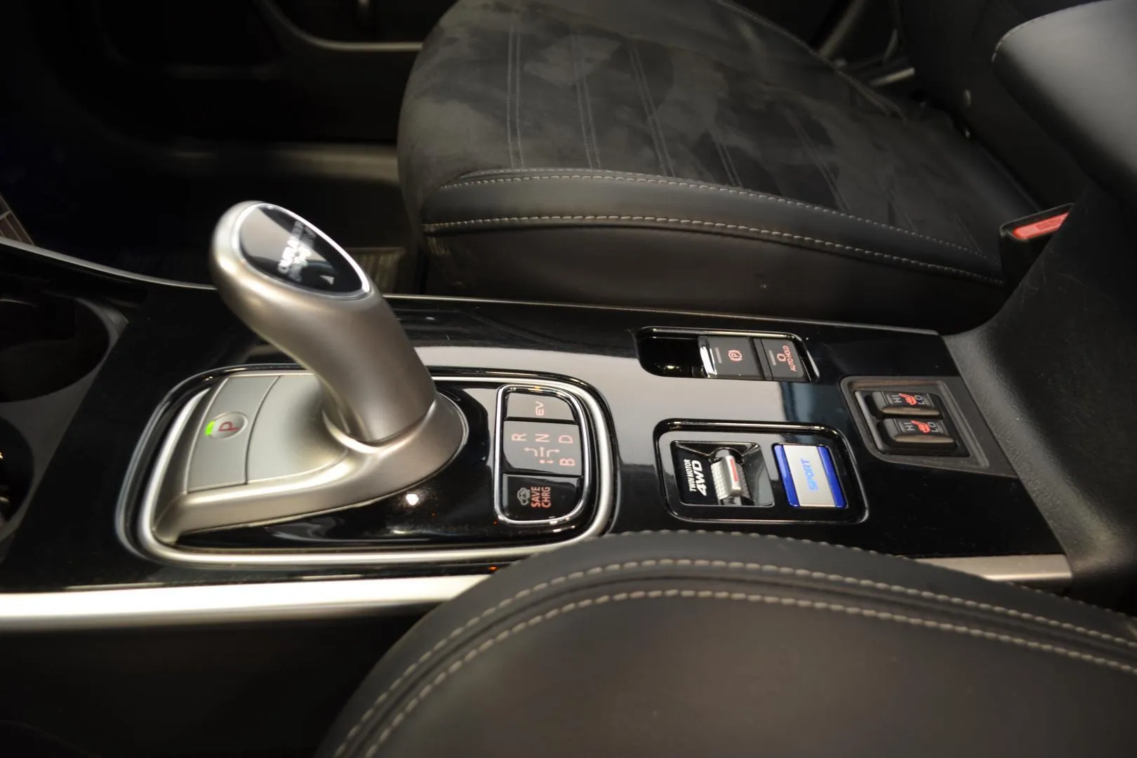Mitsubishi Outlander PHEV OXS-927 carousel image