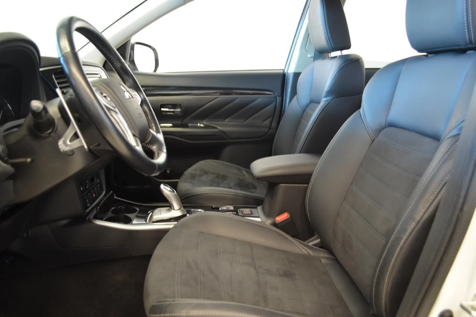 Mitsubishi Outlander PHEV OXS-927 carousel image
