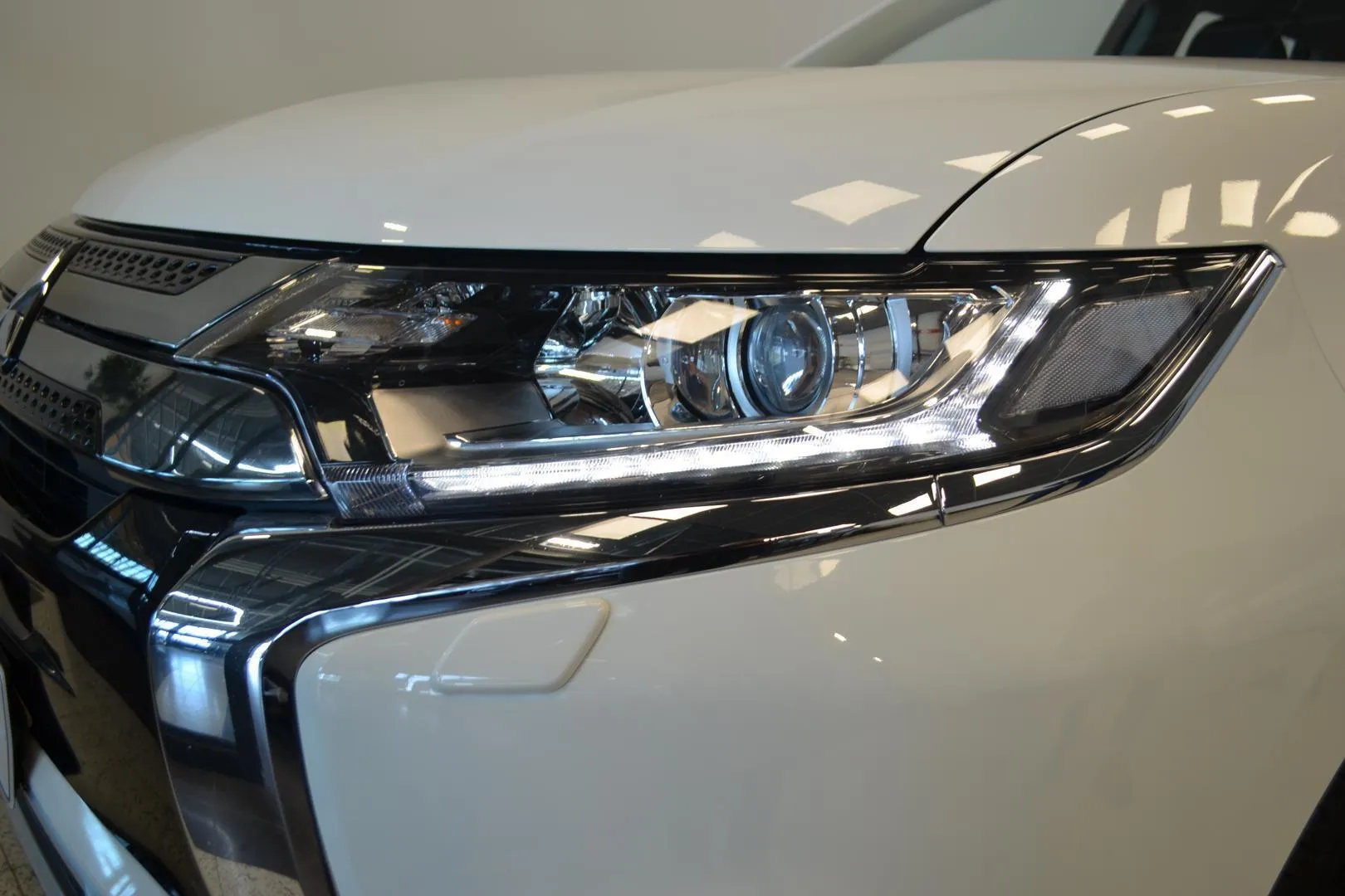 Mitsubishi Outlander PHEV OXS-927 carousel image