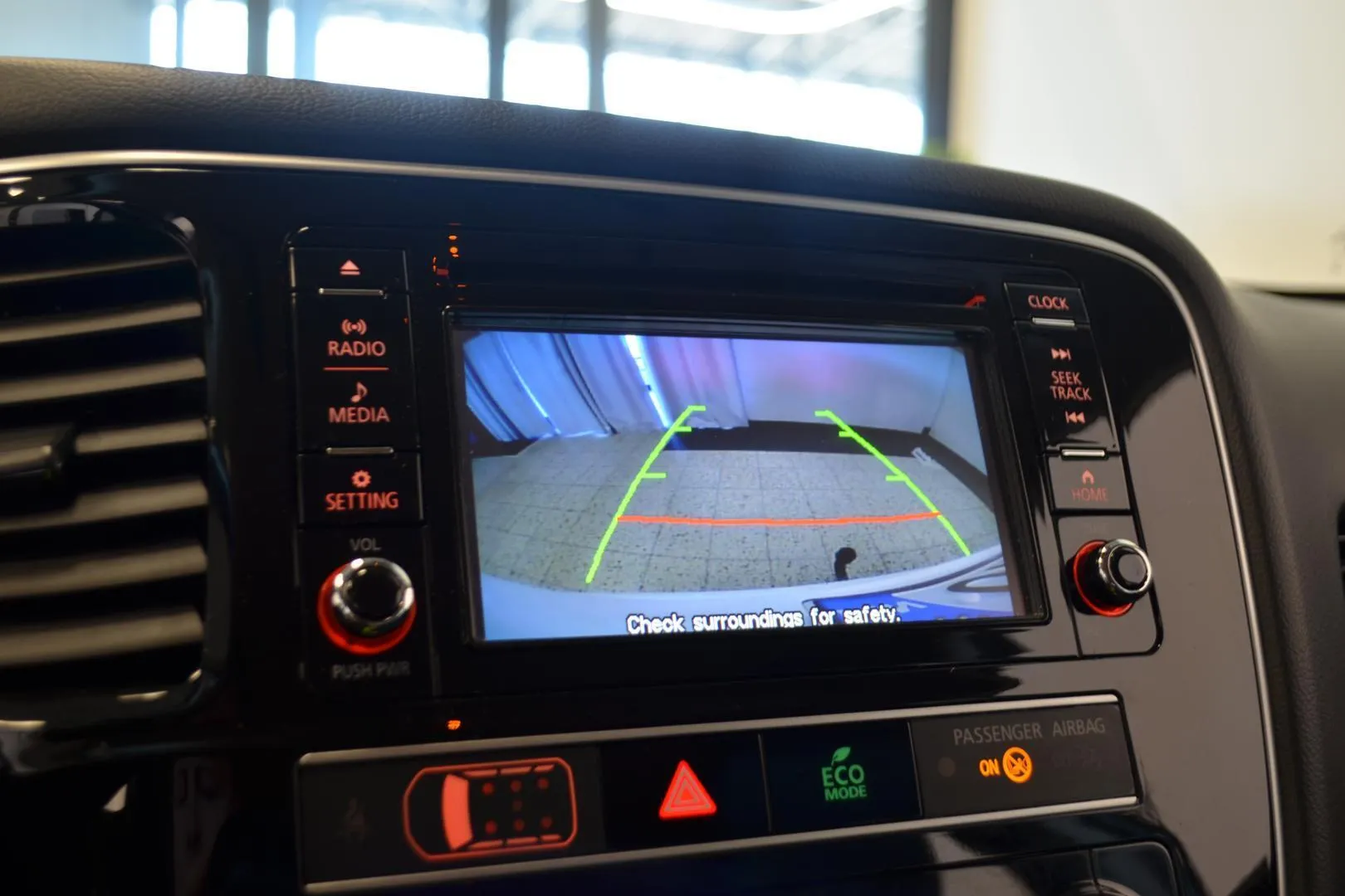 Mitsubishi Outlander PHEV OXS-927 carousel image