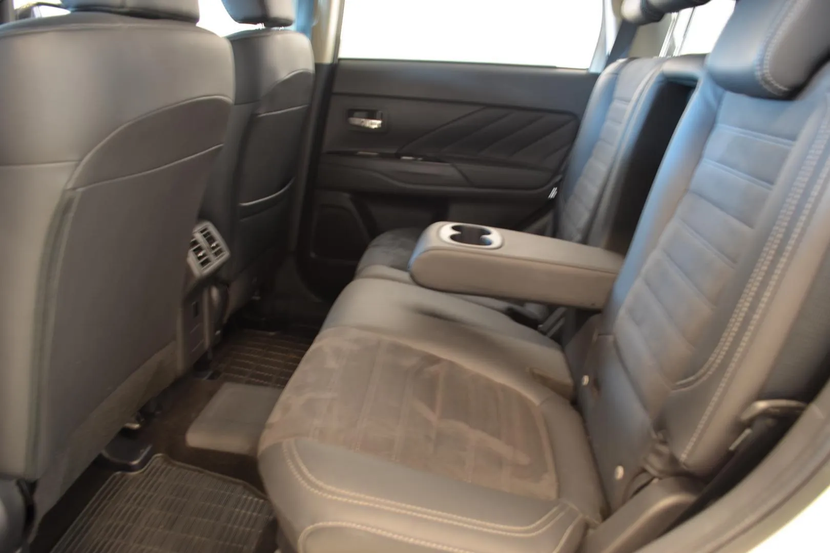 Mitsubishi Outlander PHEV OXS-927 carousel image