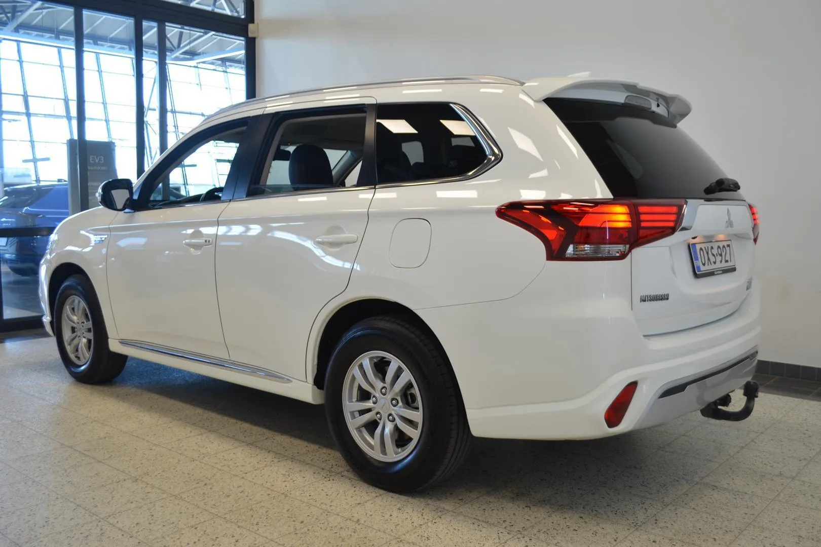 Mitsubishi Outlander PHEV OXS-927 carousel image