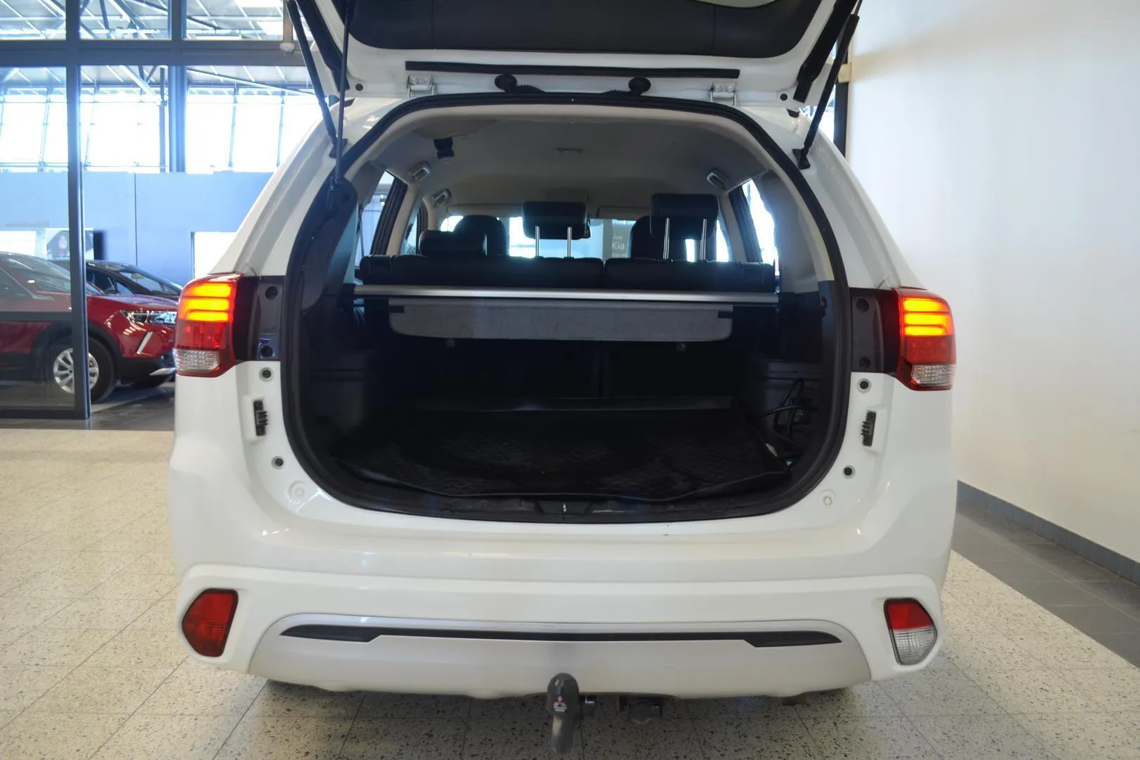 Mitsubishi Outlander PHEV OXS-927 carousel image