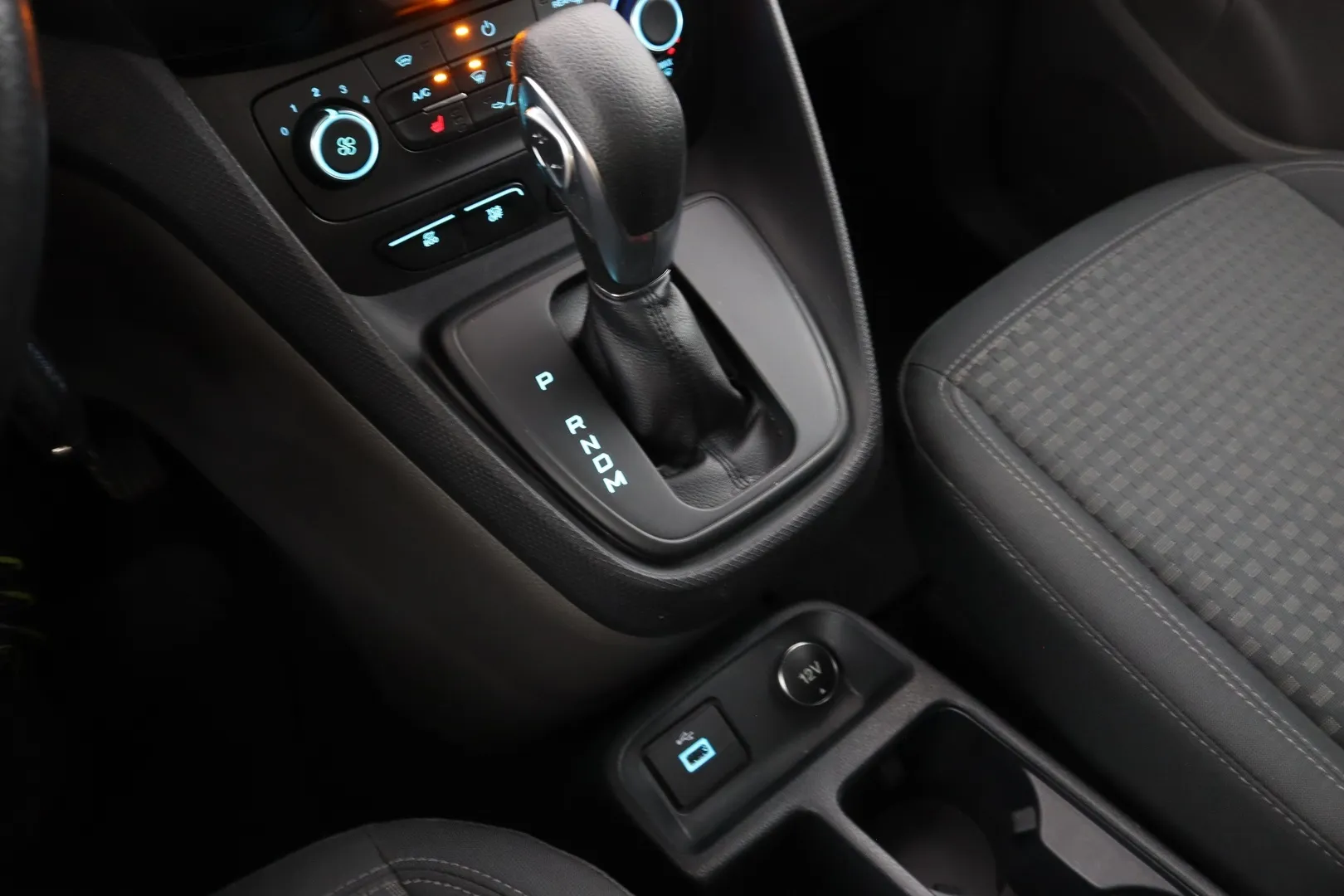 Ford Grand Tourneo Connect ETJ-814 carousel image