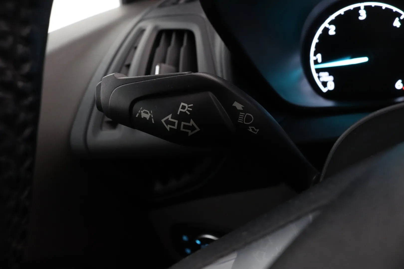 Ford Grand Tourneo Connect ETJ-814 carousel image