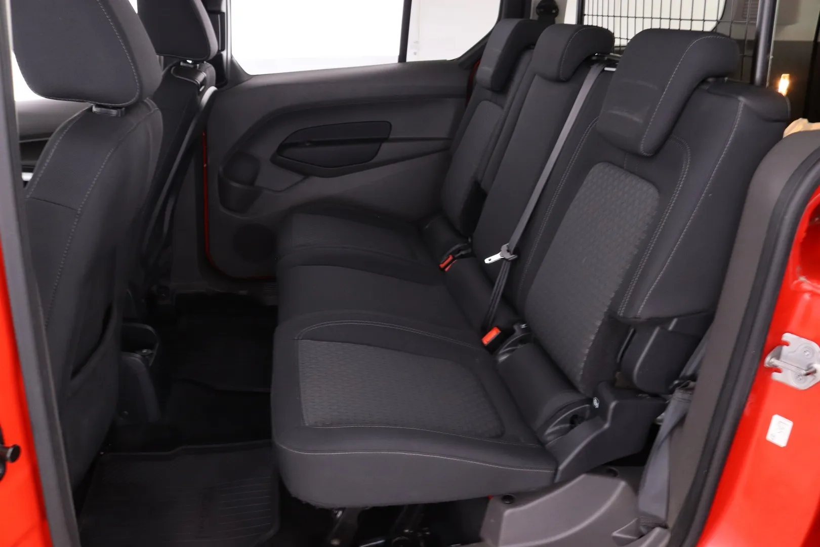 Ford Grand Tourneo Connect ETJ-814 carousel image