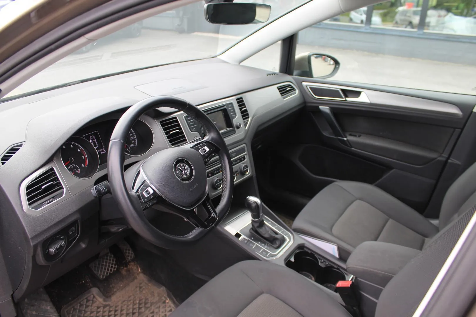 Volkswagen Golf Sportsvan CLB-901 carousel image