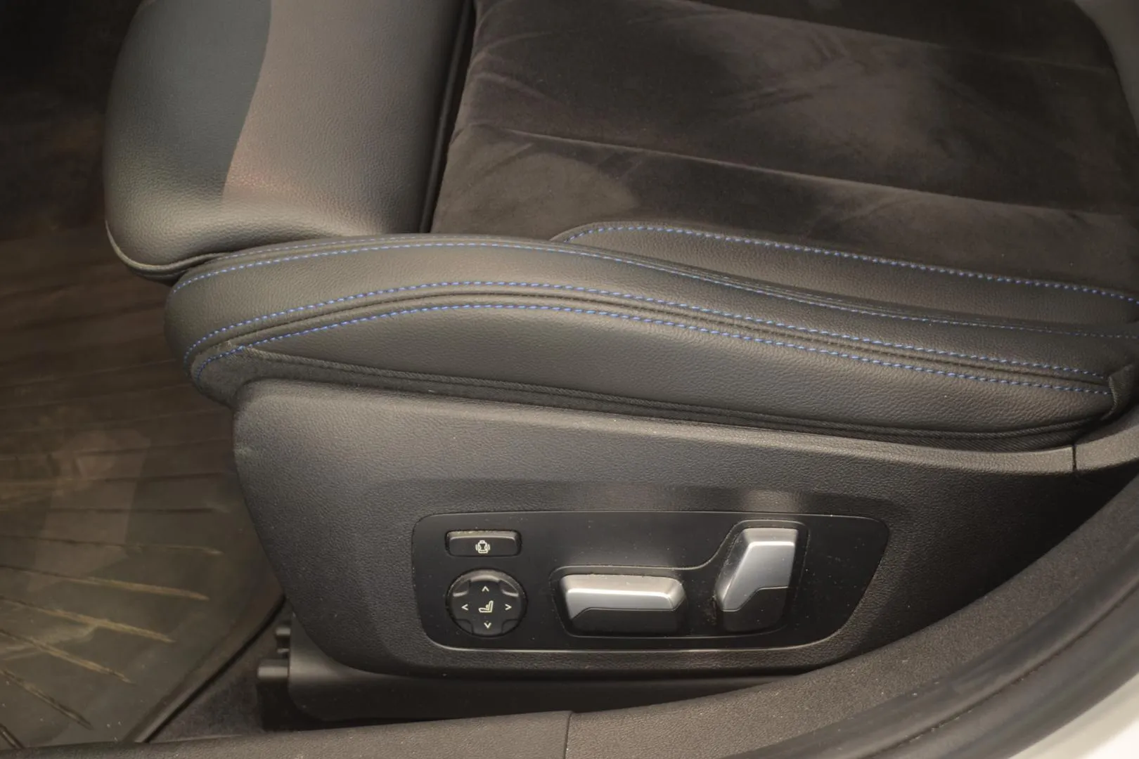 BMW 330 FPX-579 carousel image