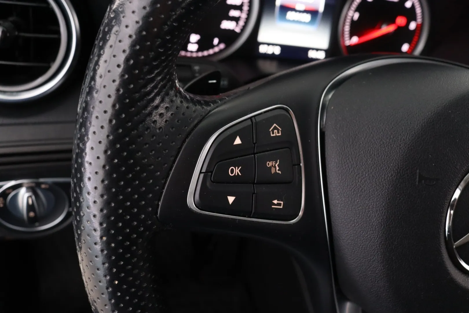 Mercedes-Benz GLC GNE-687 carousel image