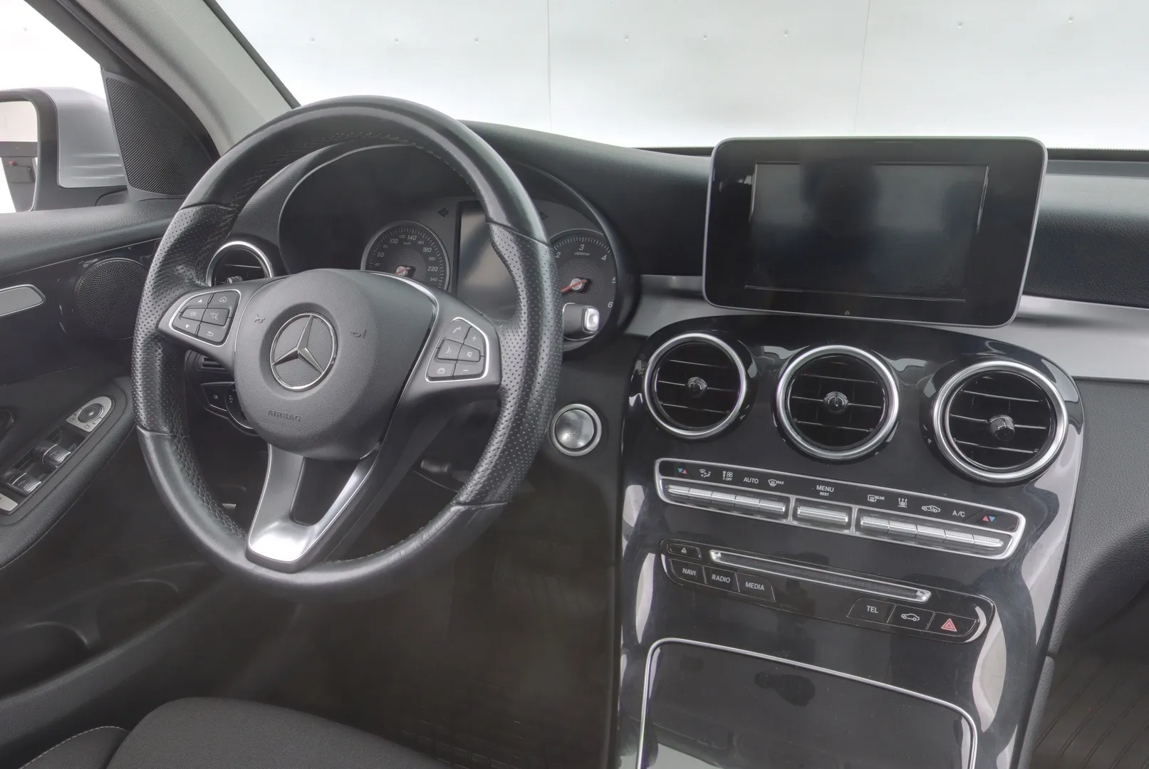 Mercedes-Benz GLC GNE-687 carousel image
