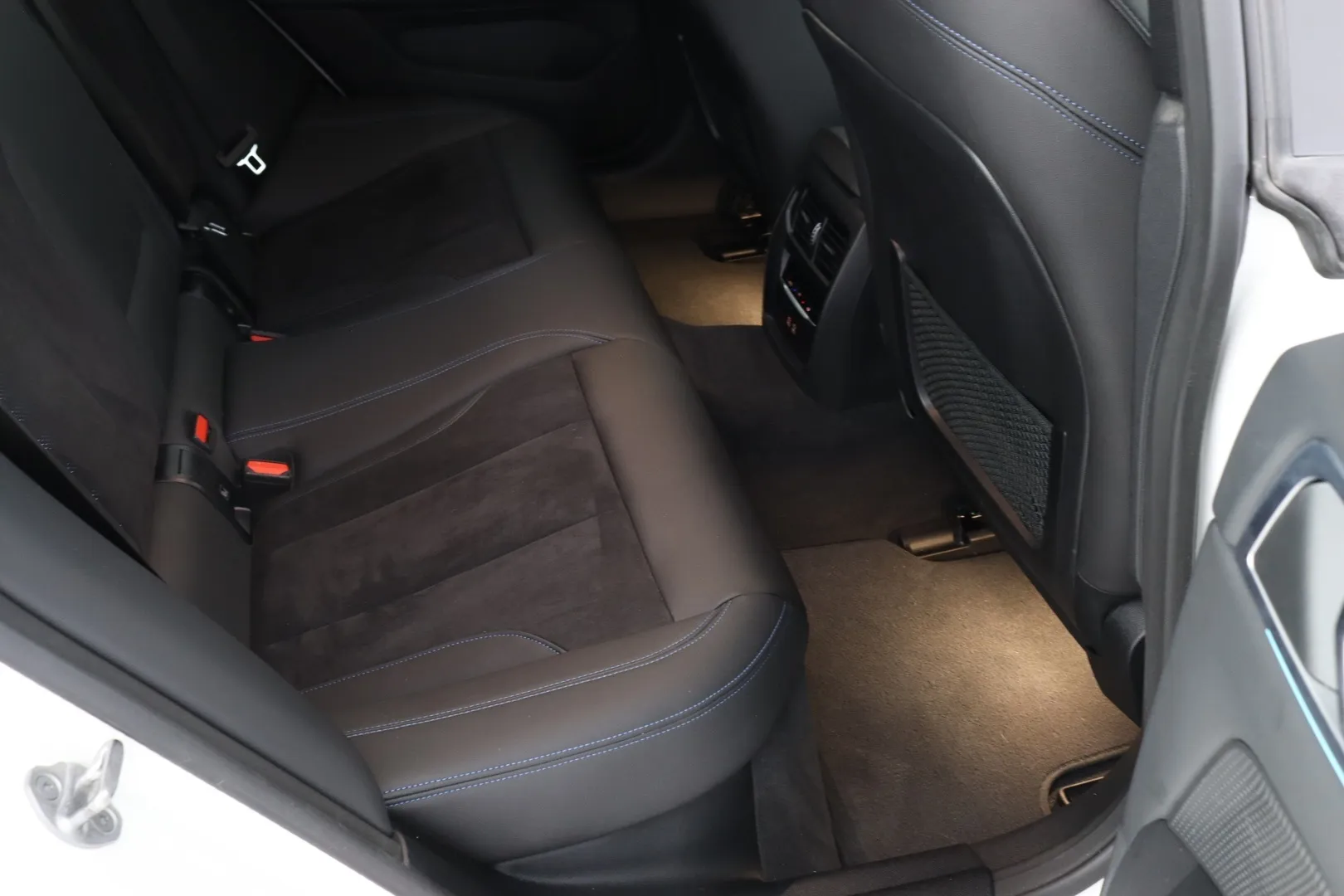 BMW i4 YMA-970 carousel image