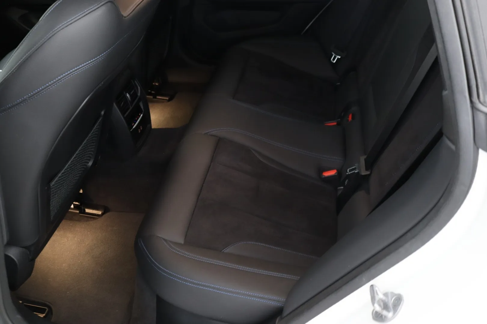 BMW i4 YMA-970 carousel image
