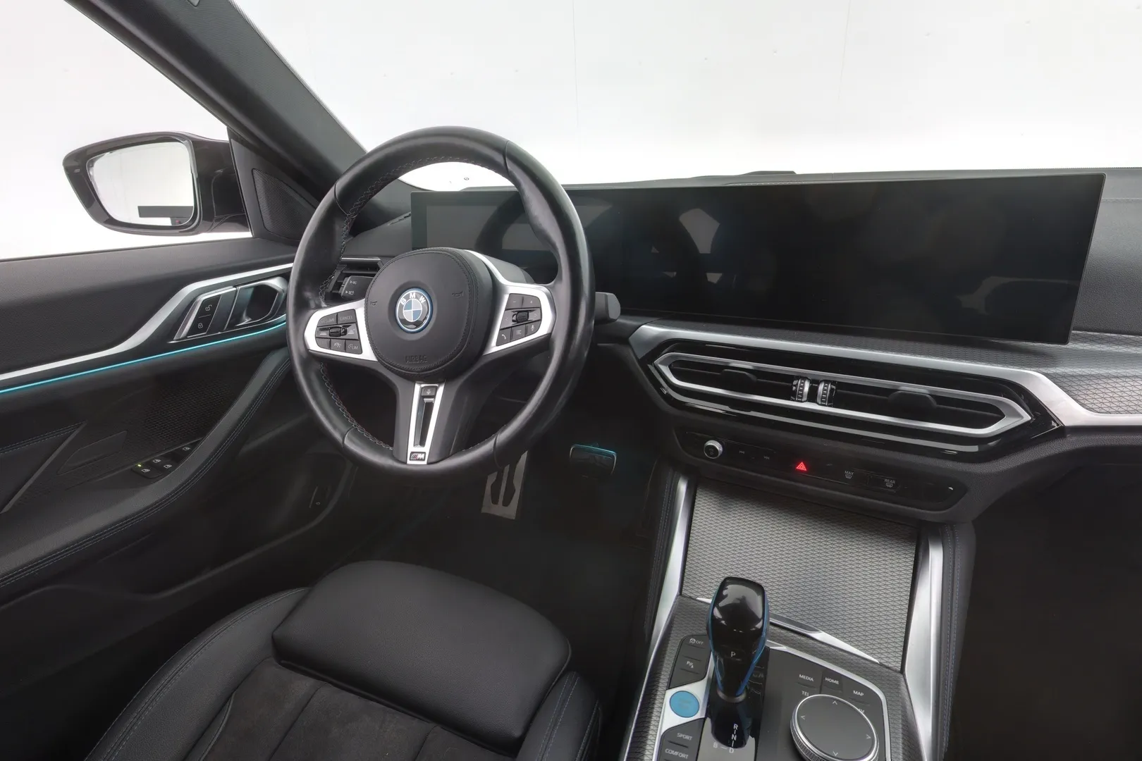 BMW i4 YMA-970 carousel image