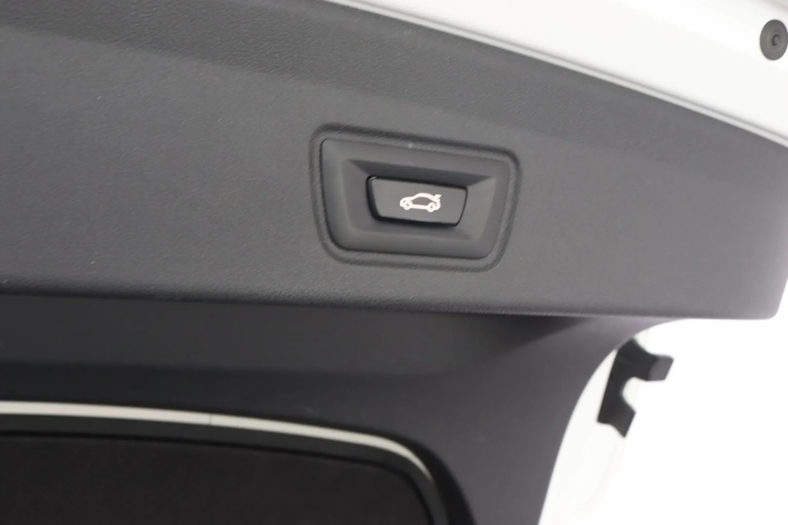 BMW i4 YMA-970 carousel image