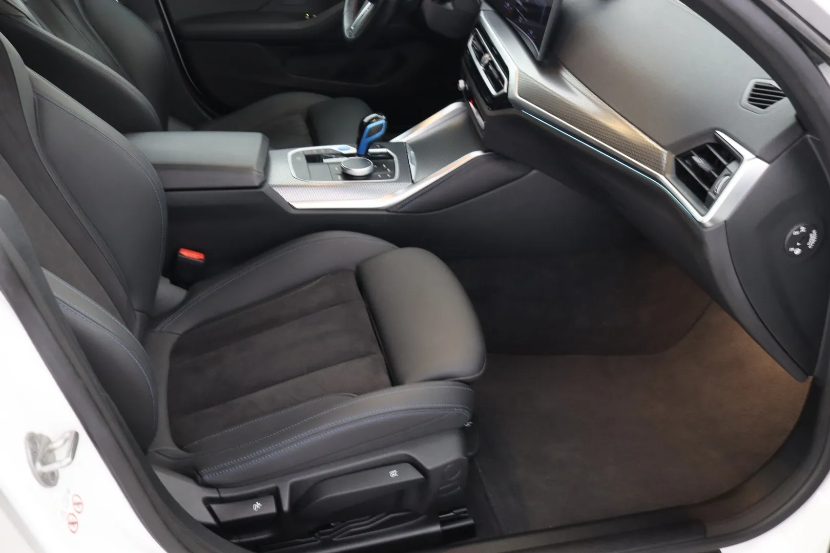 BMW i4 YMA-970 carousel image