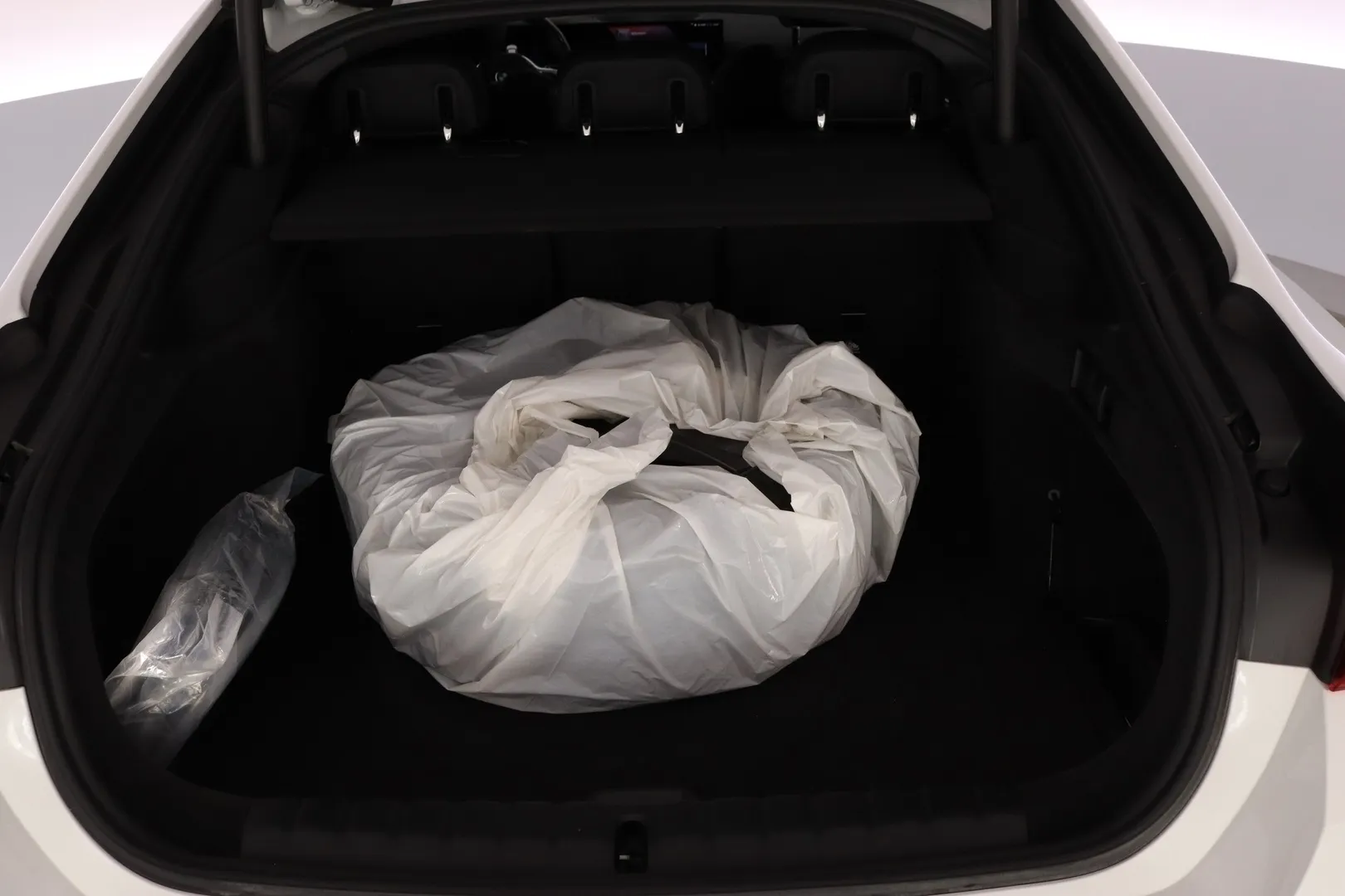 BMW i4 YMA-970 carousel image