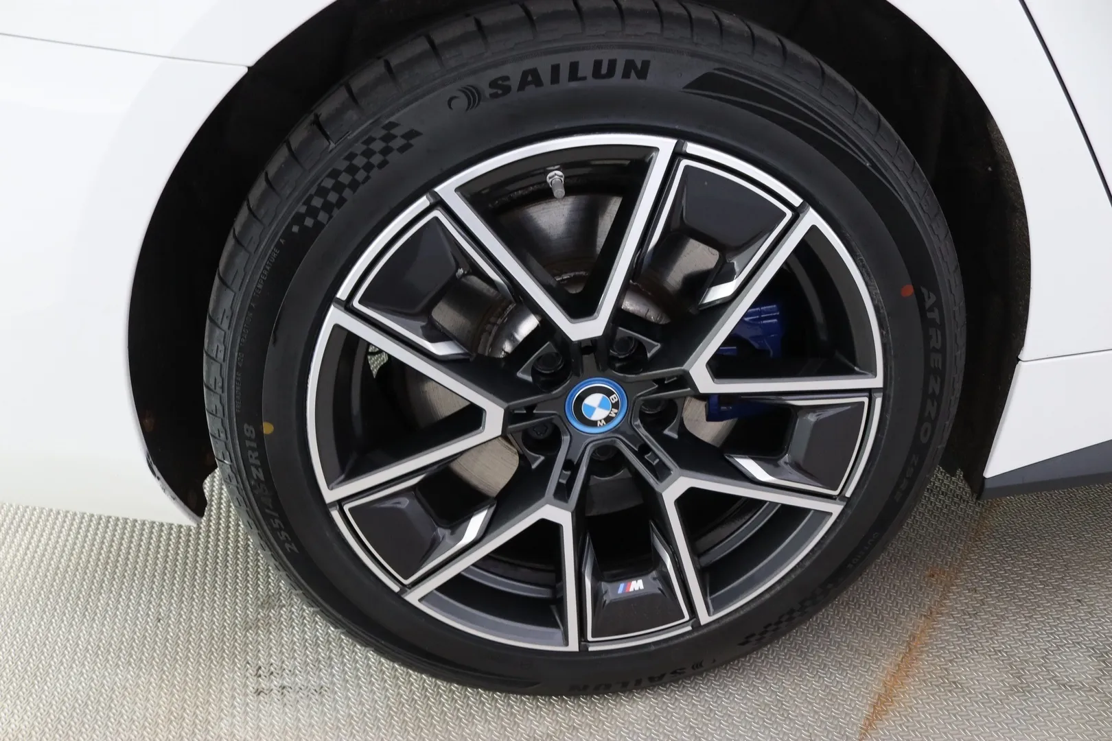BMW i4 YMA-970 carousel image