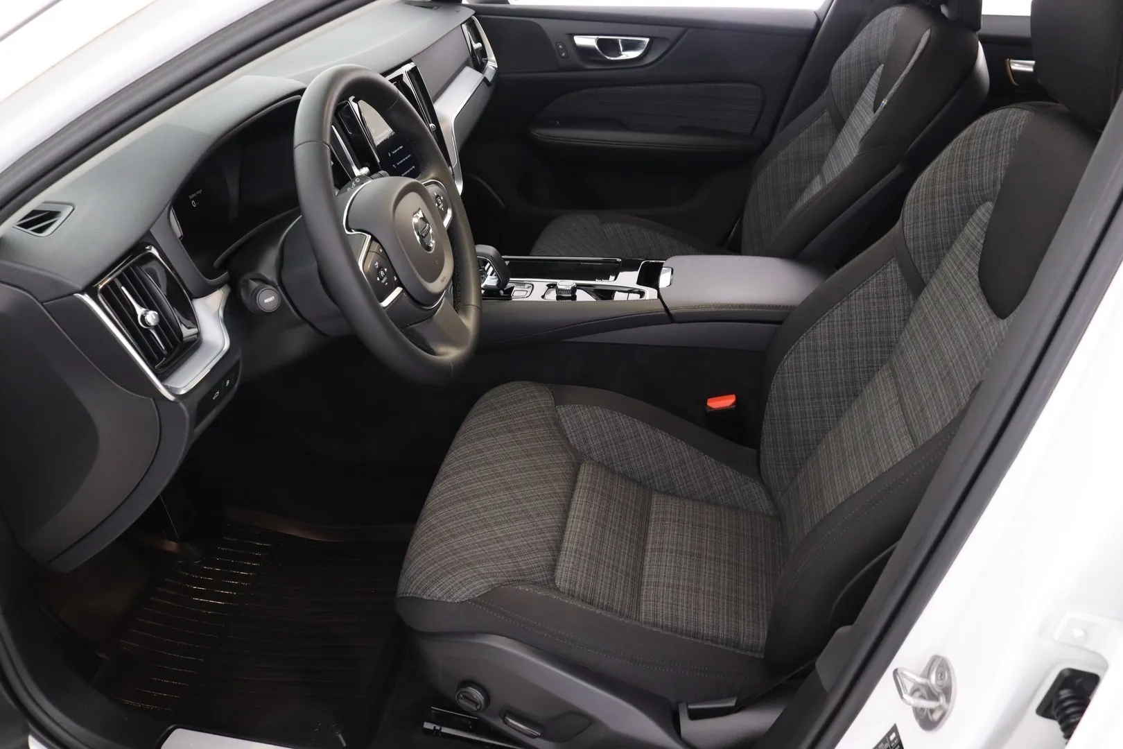 Volvo V60 YLZ-366 carousel image