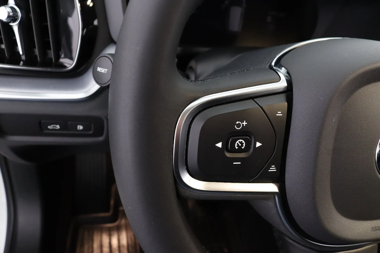 Volvo V60 YLZ-366 carousel image
