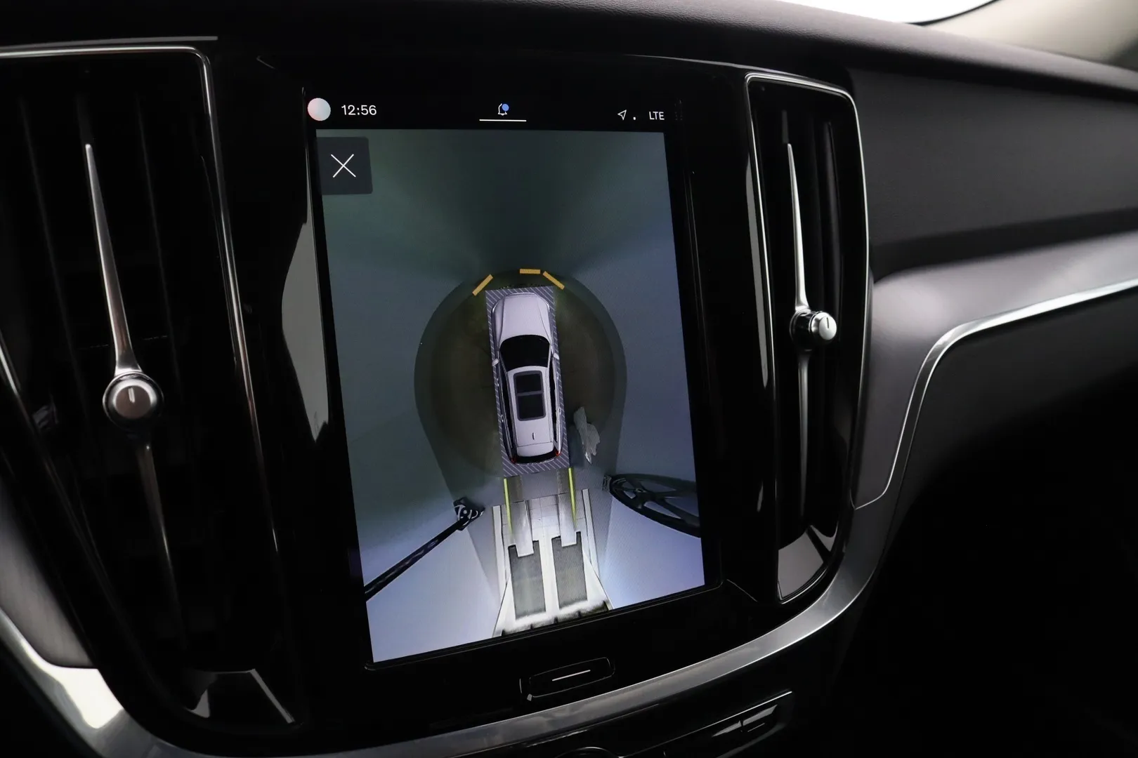 Volvo V60 YLZ-366 carousel image
