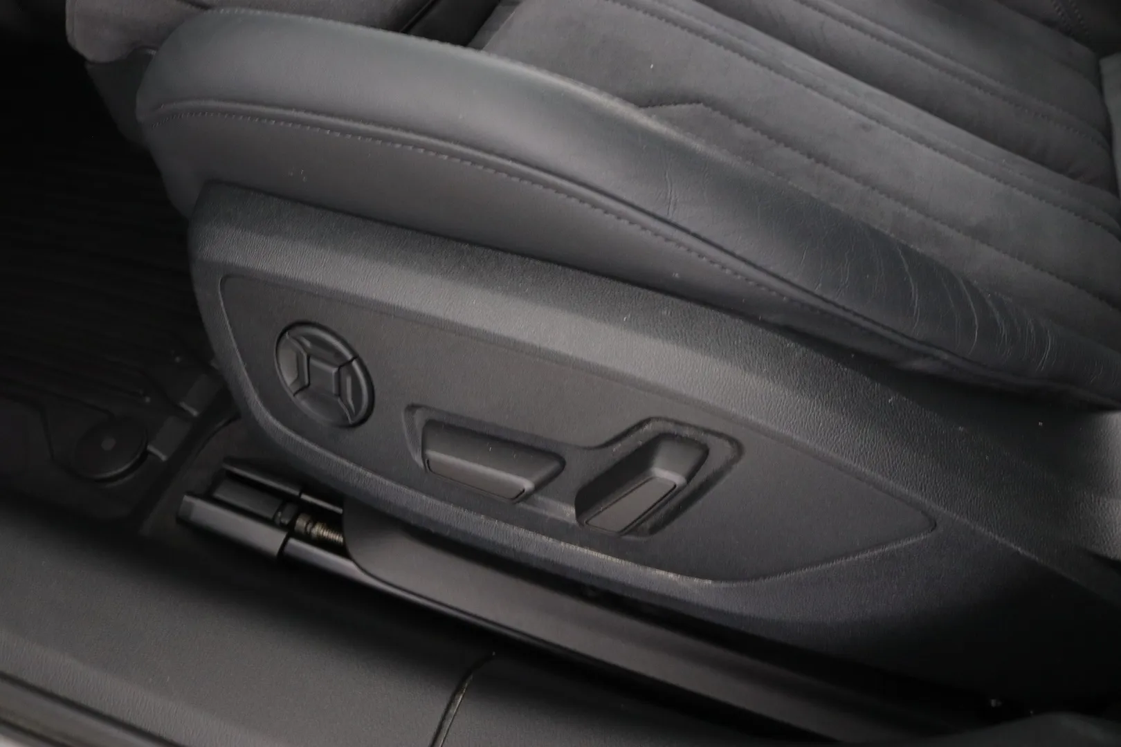 Audi A6 FRH-907 carousel image