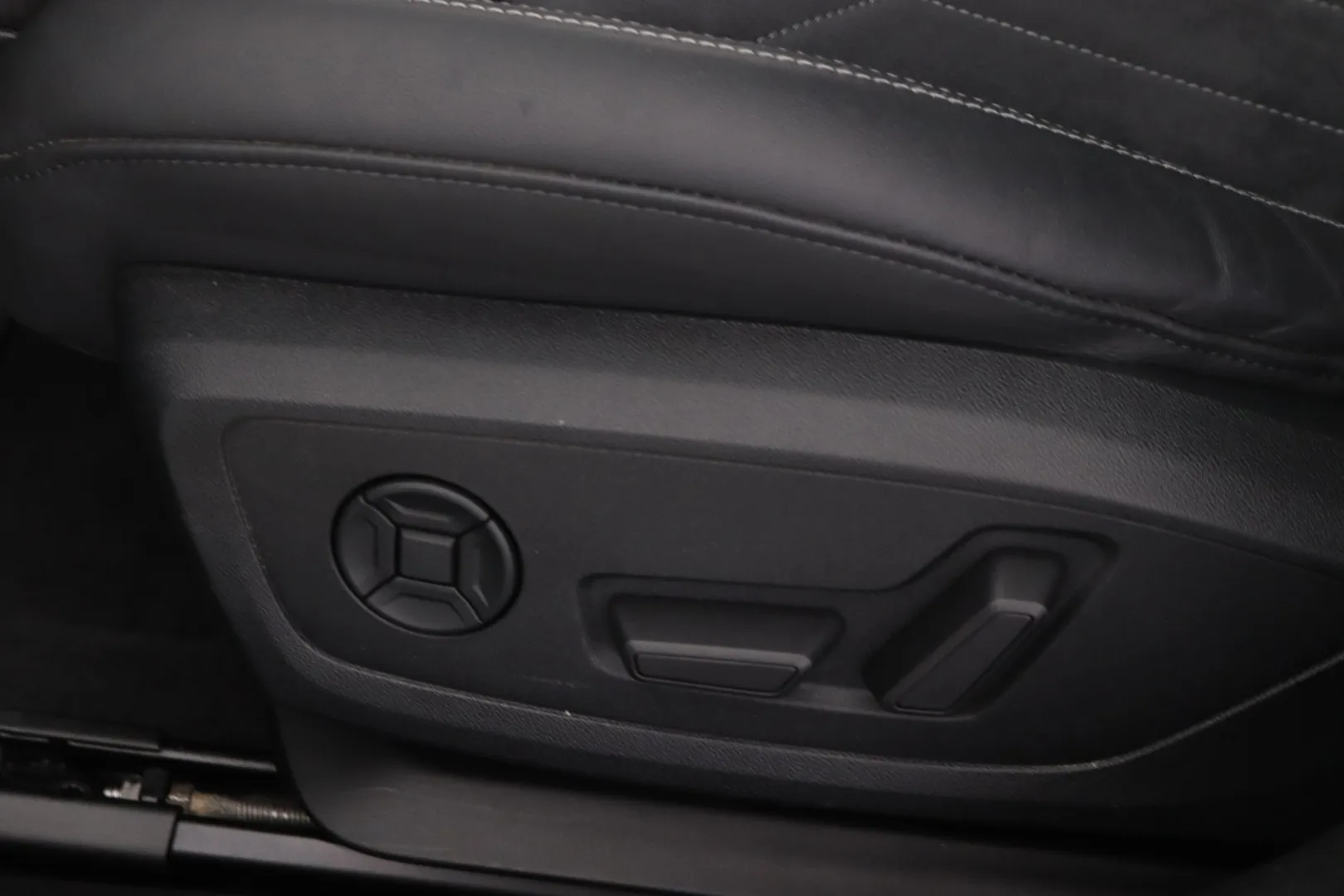 Audi A6 XSJ-906 carousel image
