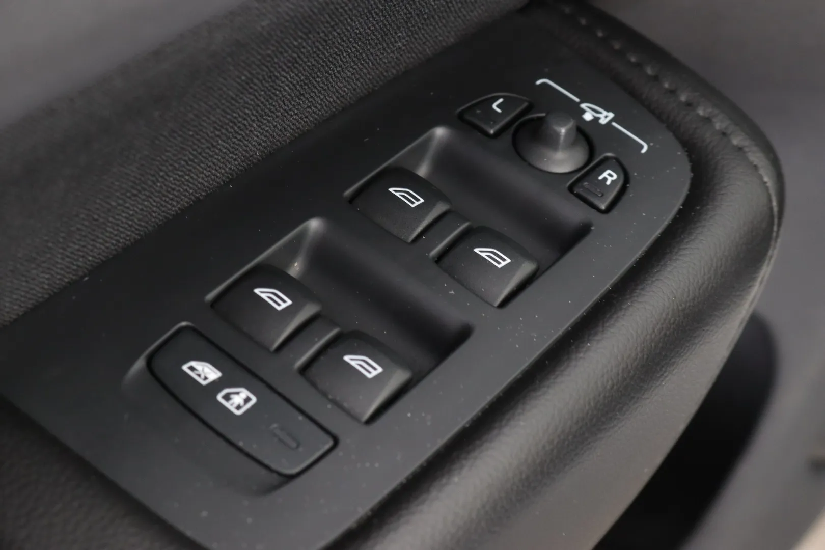 Volvo XC60 MYR-906 carousel image