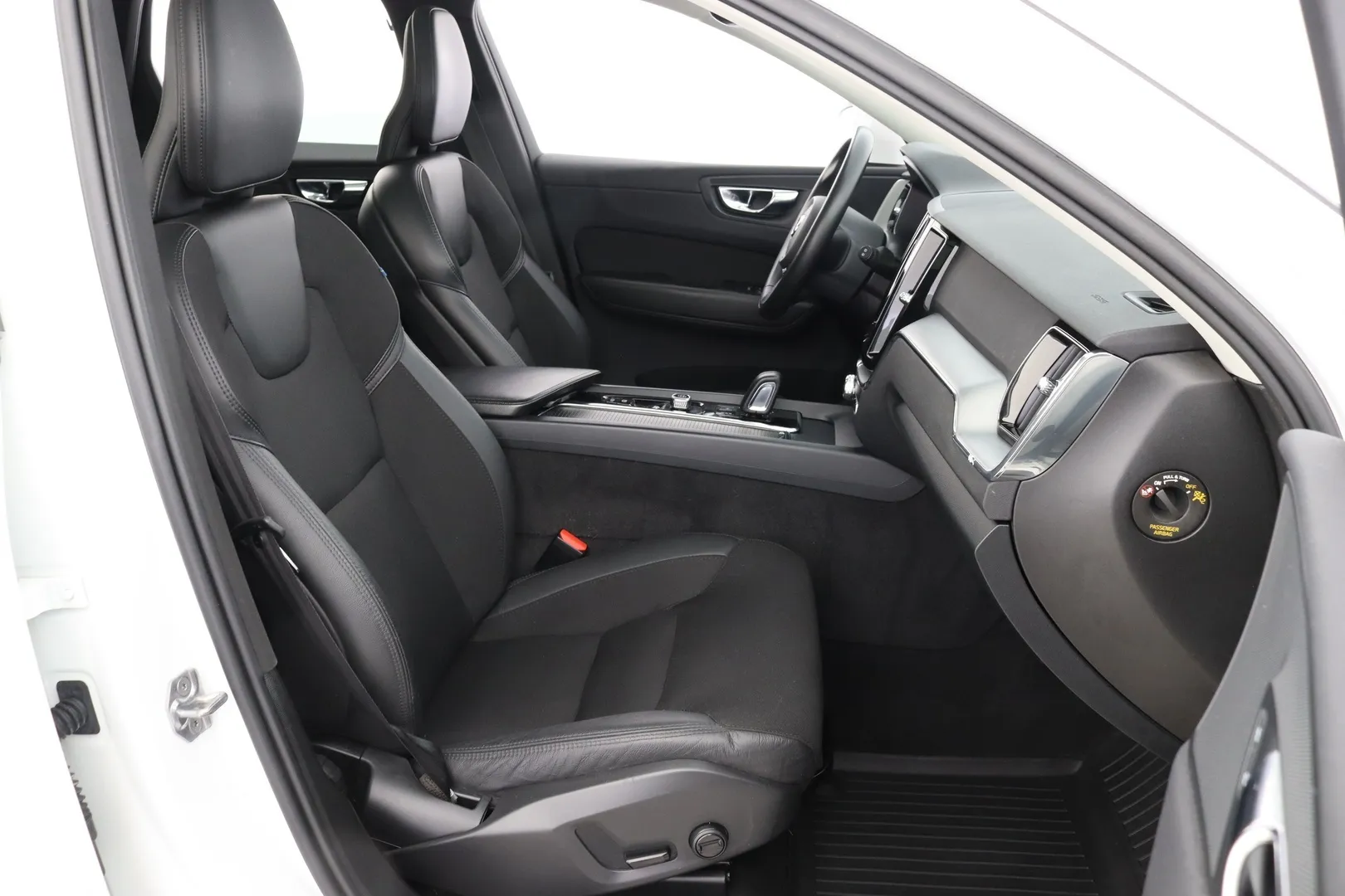Volvo XC60 MYR-906 carousel image