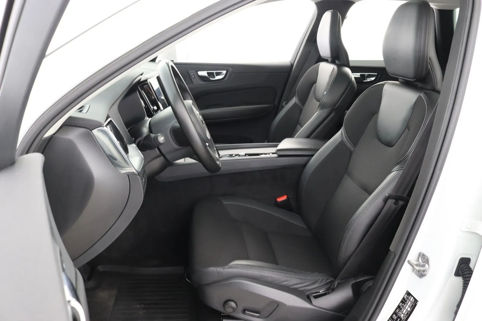 Volvo XC60 MYR-906 carousel image