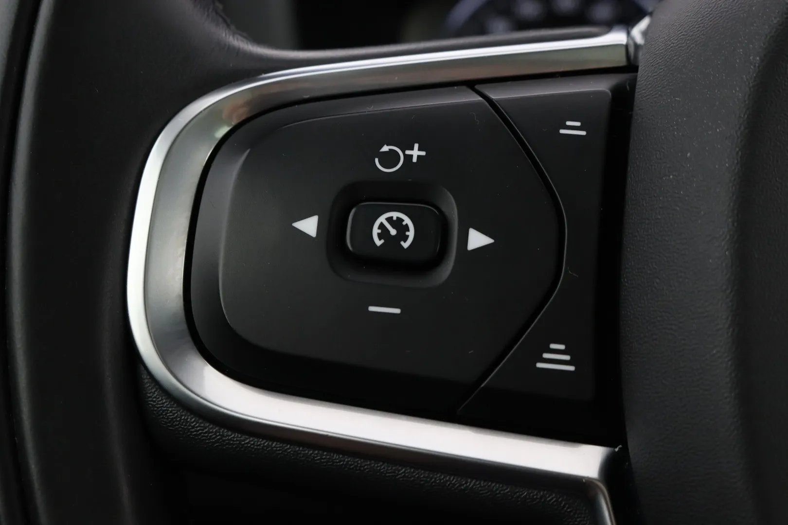 Volvo XC60 MYR-906 carousel image