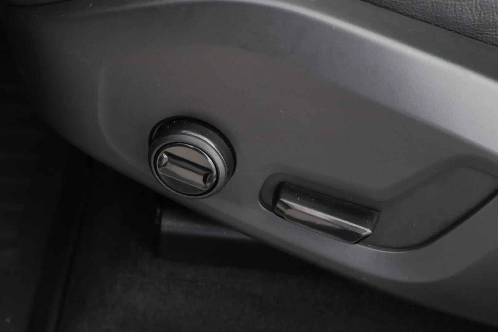 Volvo XC60 MYR-906 carousel image