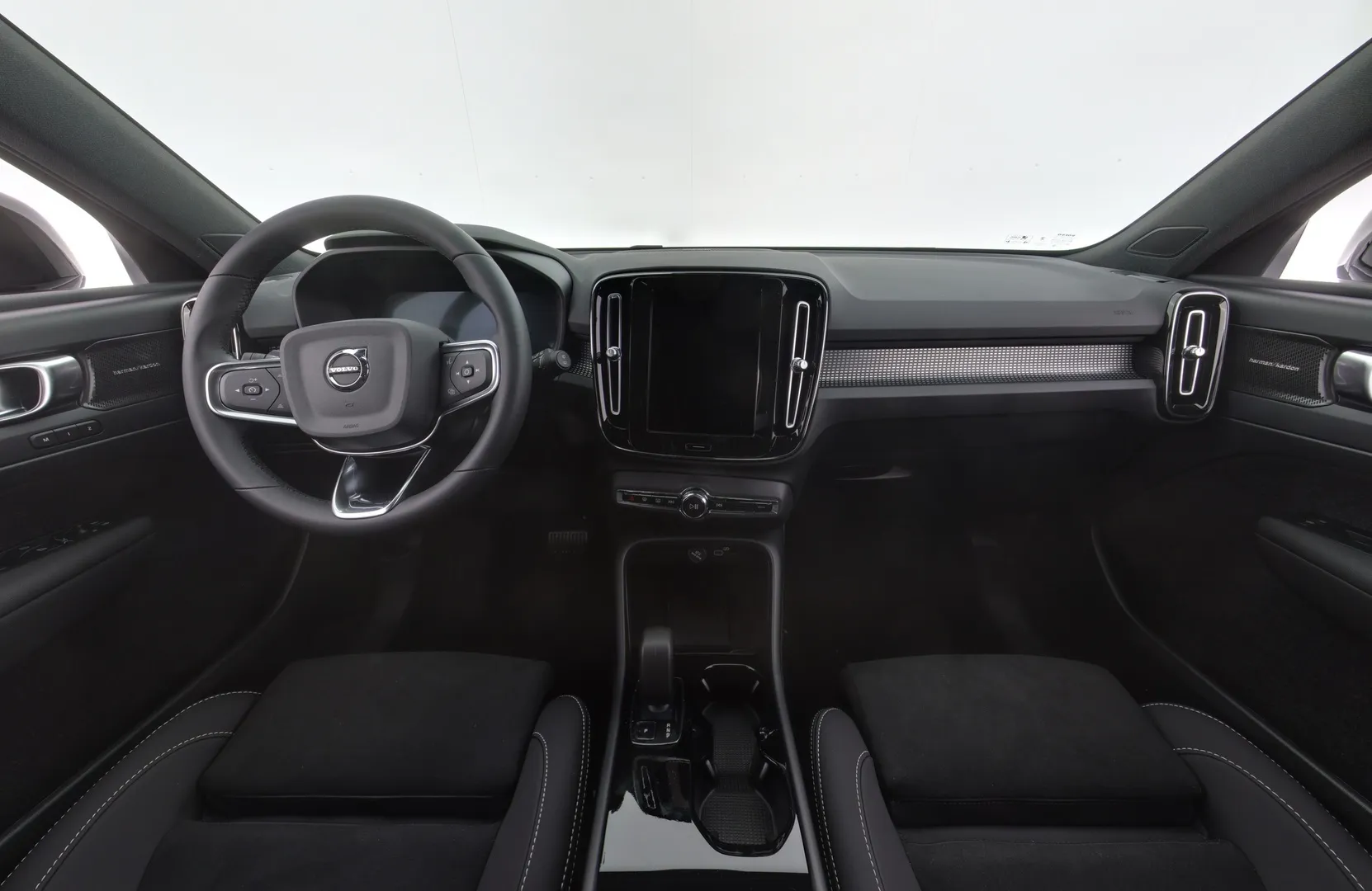 Volvo EX40 ZRL-901 carousel image