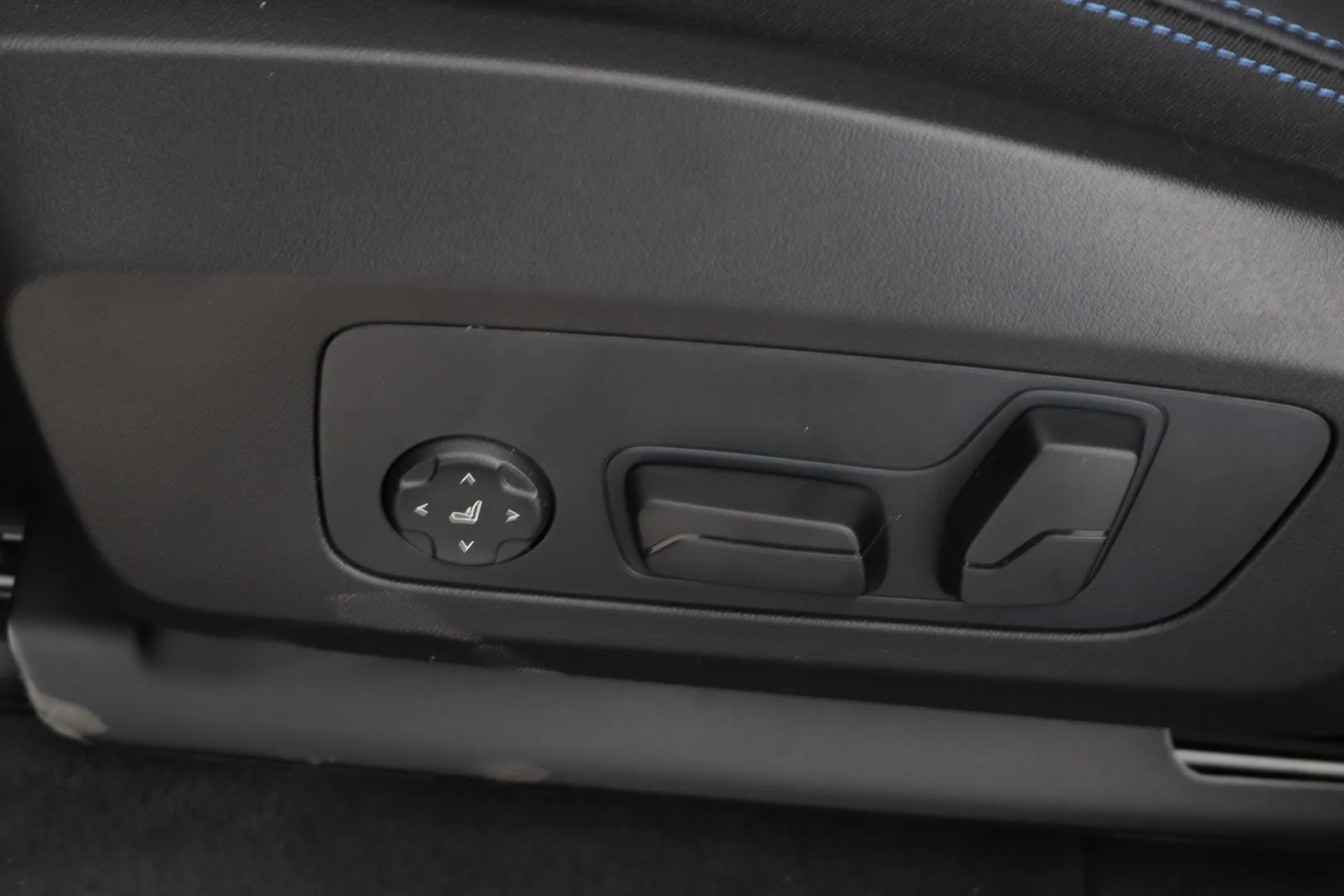 BMW iX1 NOM-562 carousel image