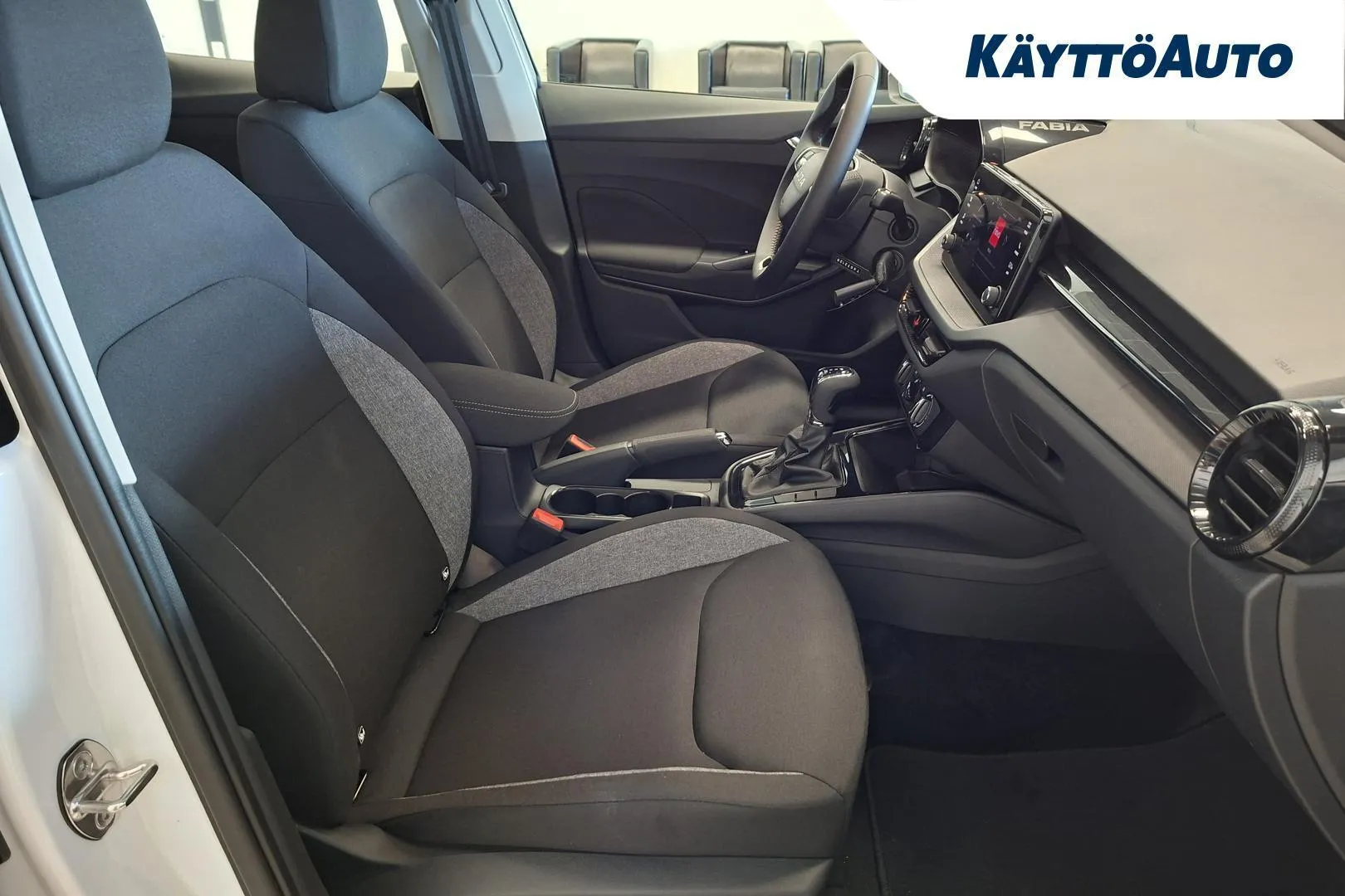 Skoda Fabia YMG-264 carousel image