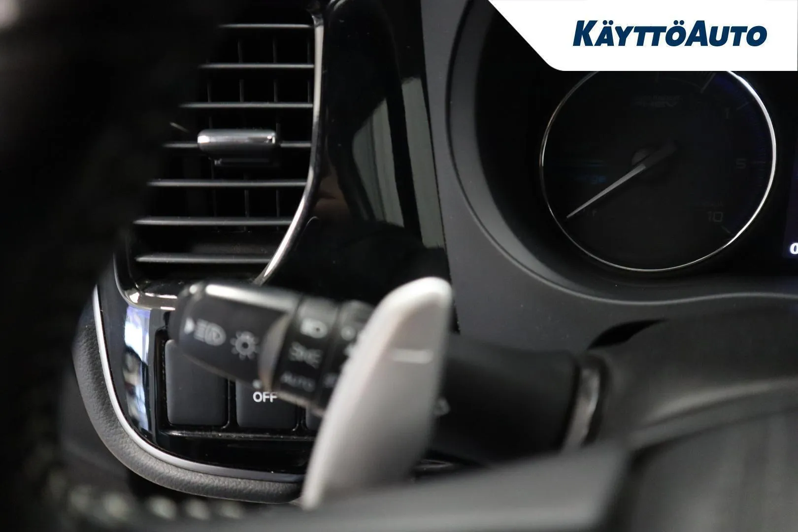 Mitsubishi Outlander PHEV KTL-761 carousel image
