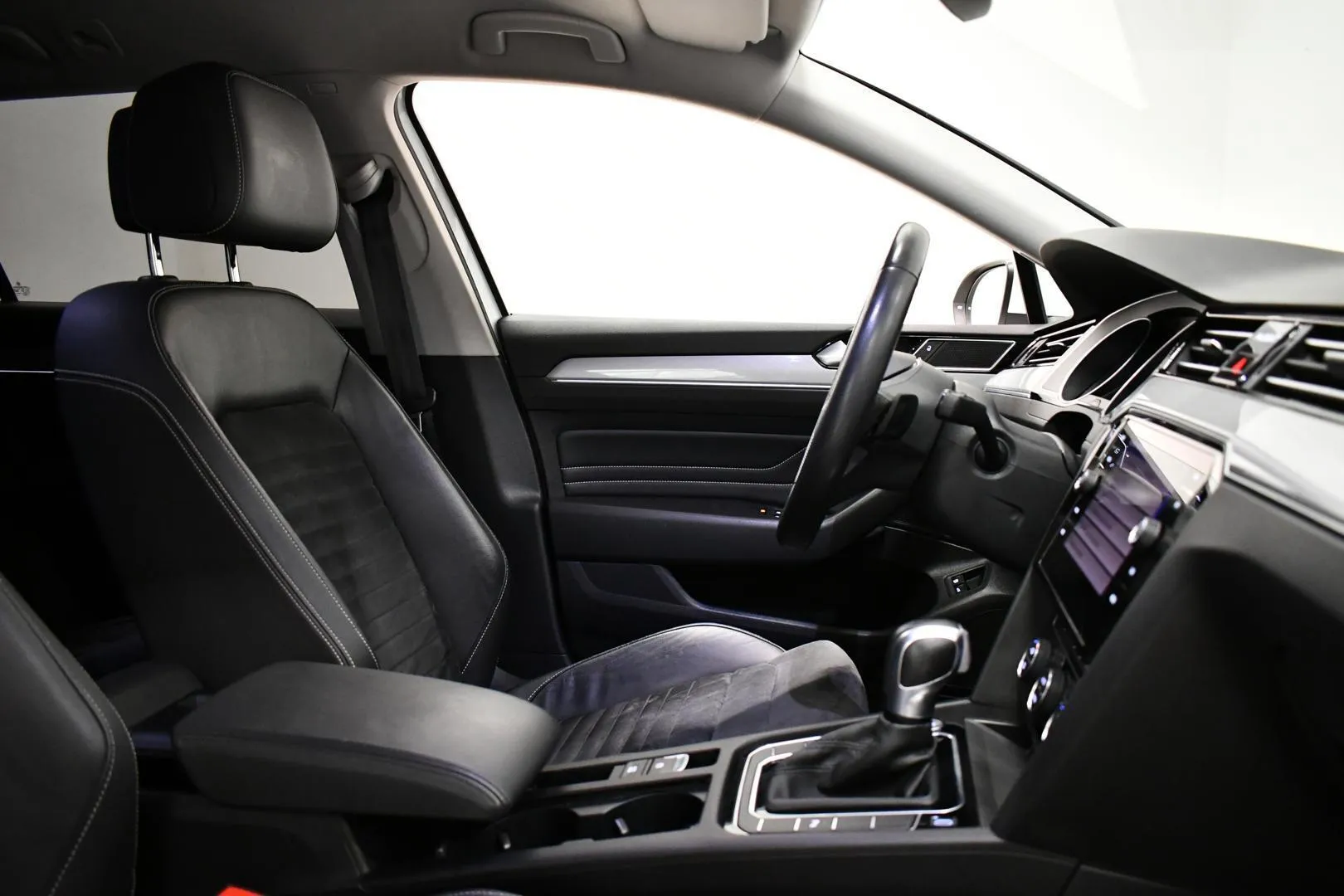 Volkswagen Passat ZOZ-798 carousel image