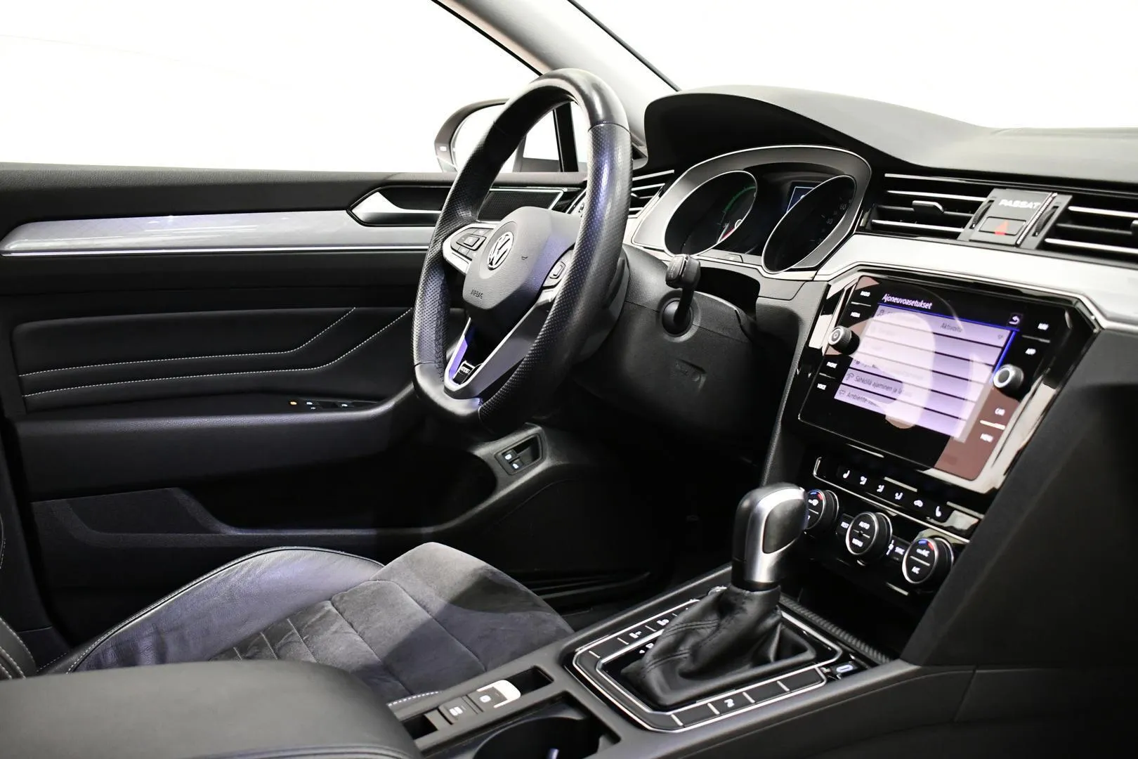 Volkswagen Passat ZOZ-798 carousel image