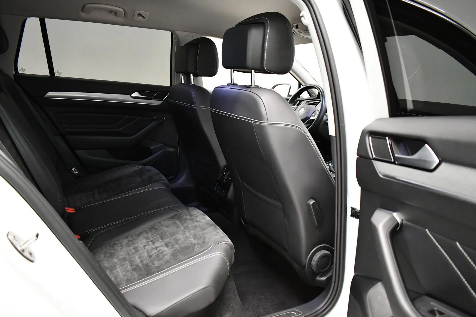 Volkswagen Passat ZOZ-798 carousel image