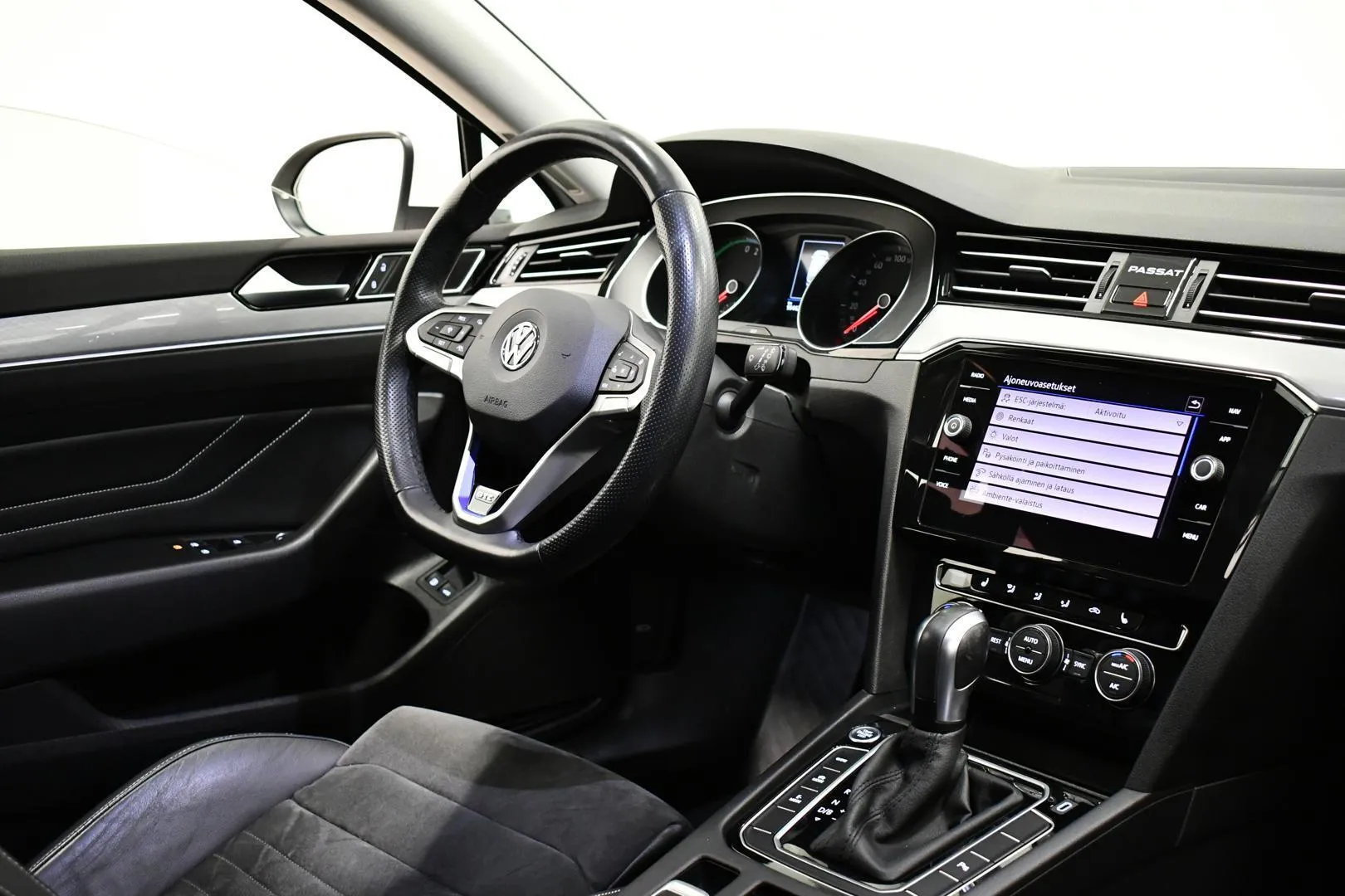 Volkswagen Passat ZOZ-798 carousel image