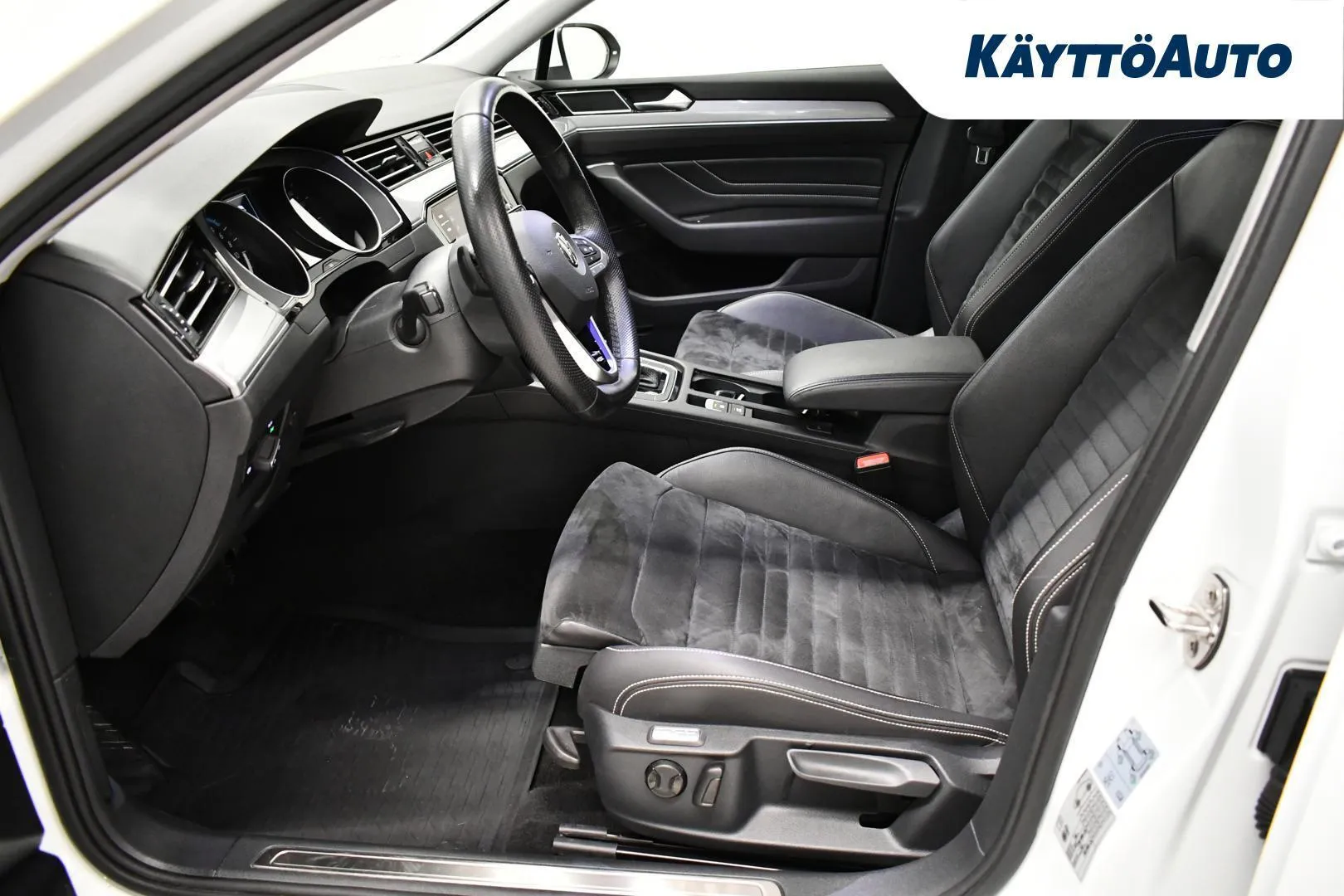 Volkswagen Passat ZOZ-798 carousel image