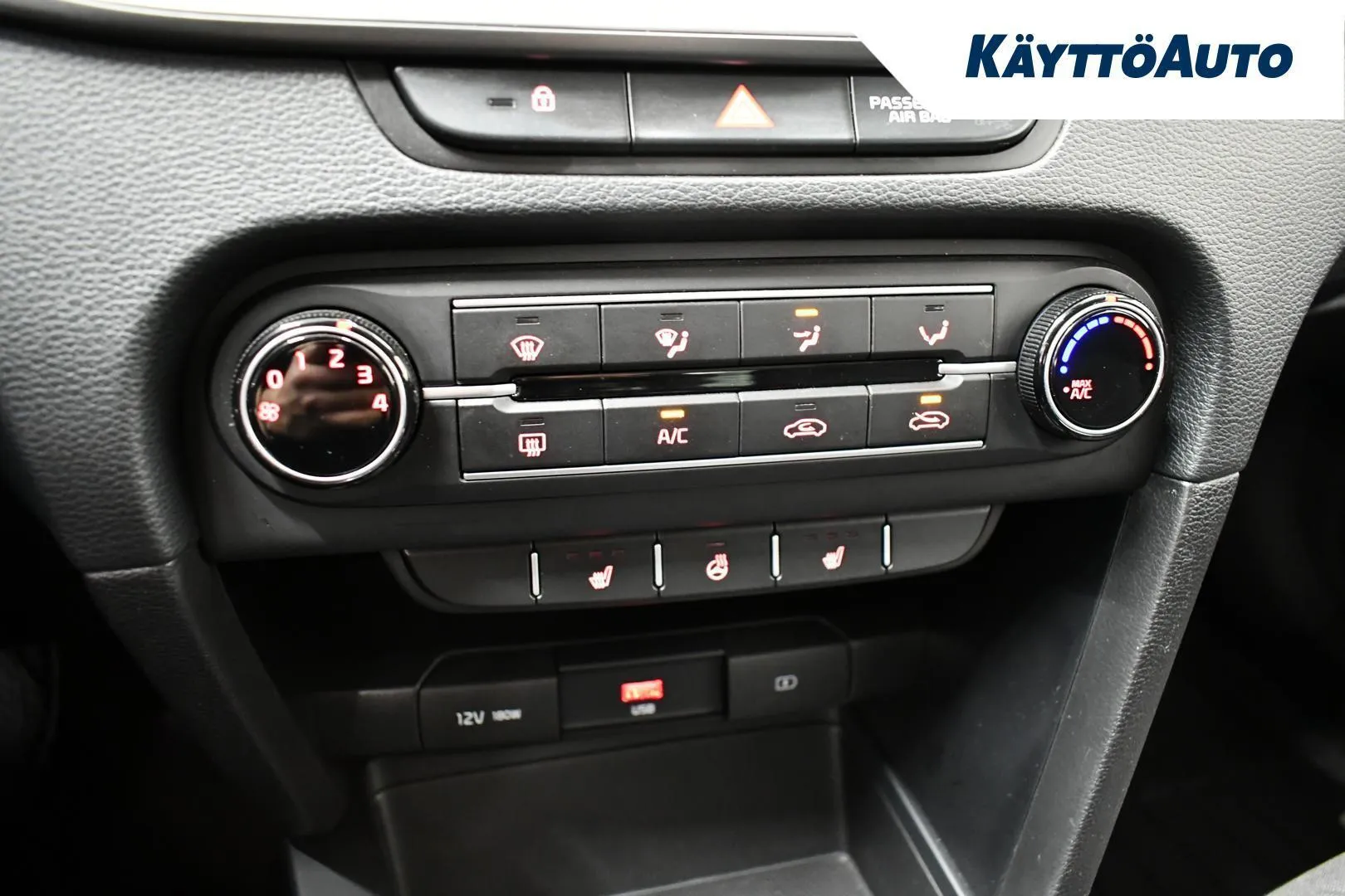 Kia Ceed GOY-557 carousel image