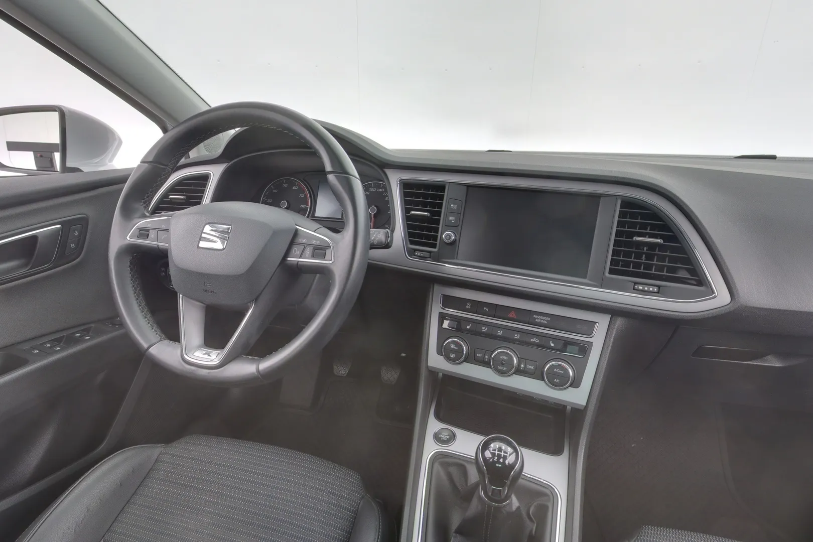 Seat Leon OVT-552 carousel image
