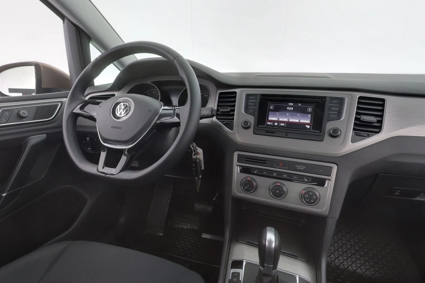 Volkswagen Golf Sportsvan RRZ-842 carousel image