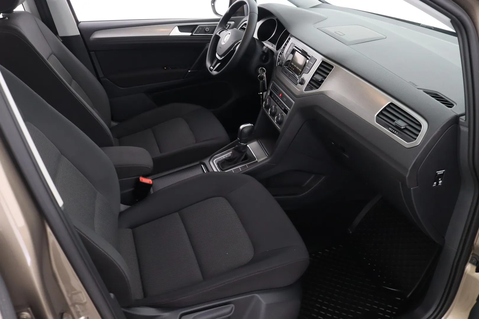 Volkswagen Golf Sportsvan RRZ-842 carousel image