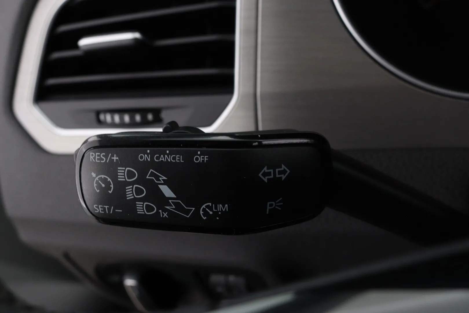 Volkswagen Golf Sportsvan RRZ-842 carousel image