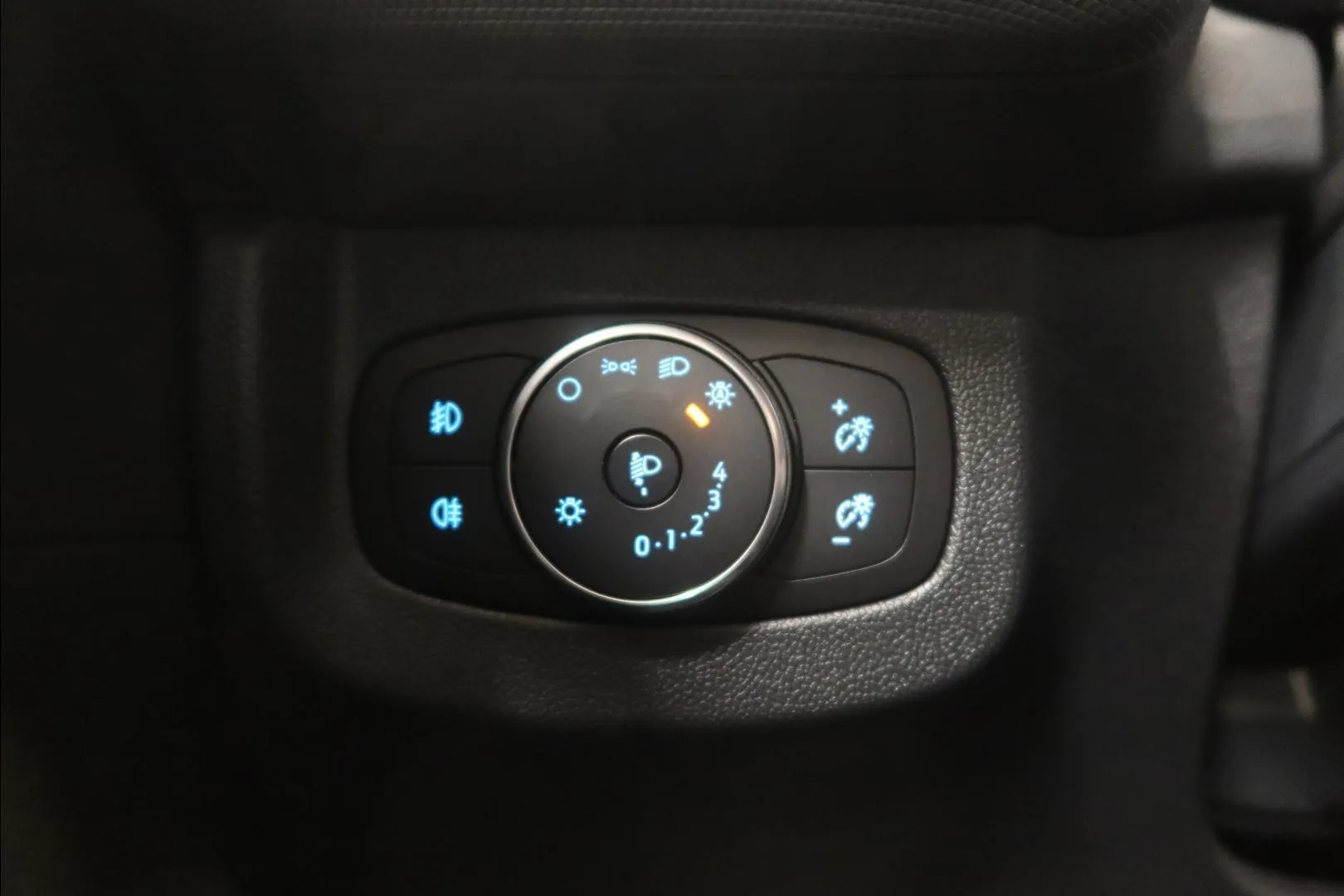 FORD TRANSIT COURIER NOM-533 carousel image