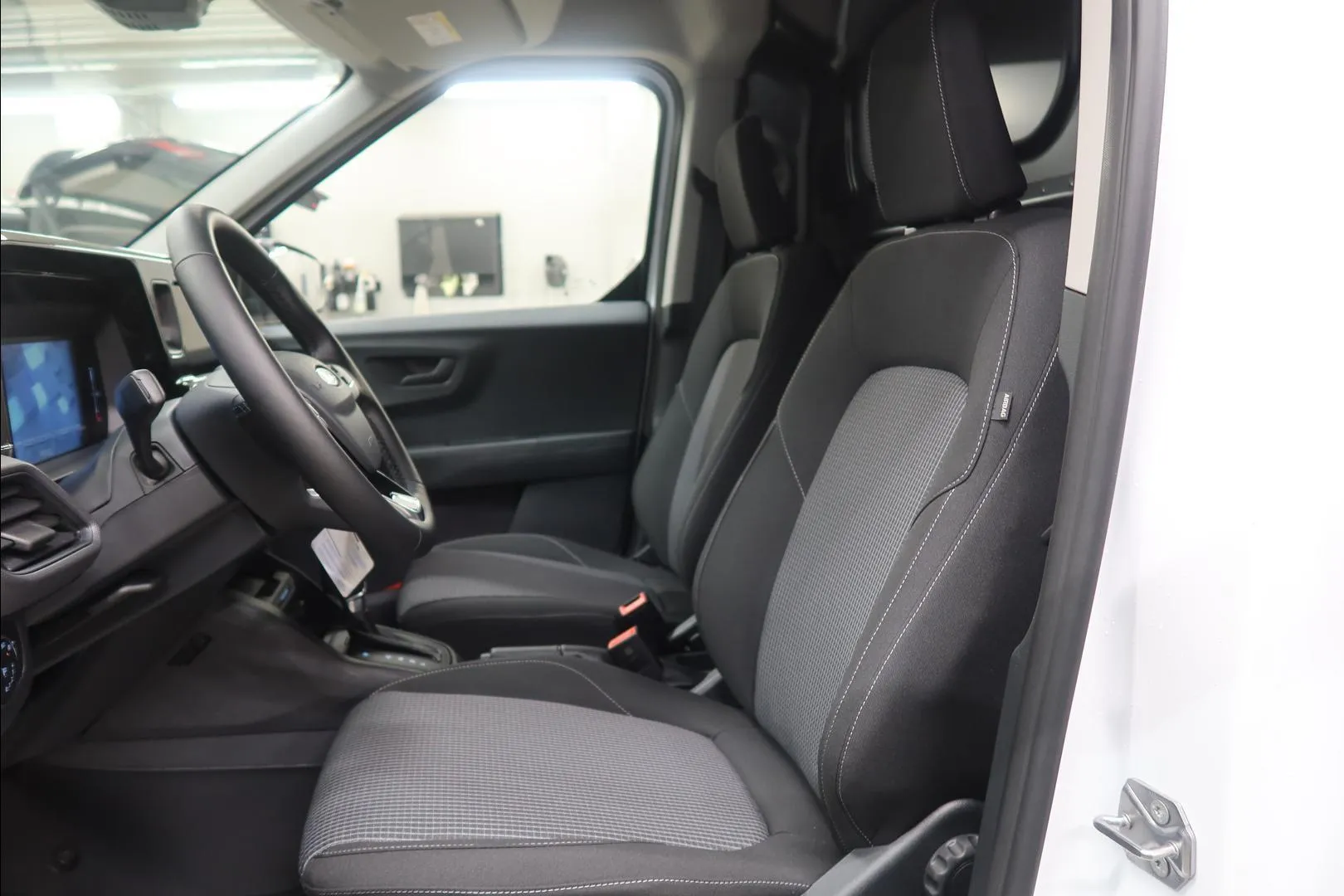 FORD TRANSIT COURIER NOM-533 carousel image