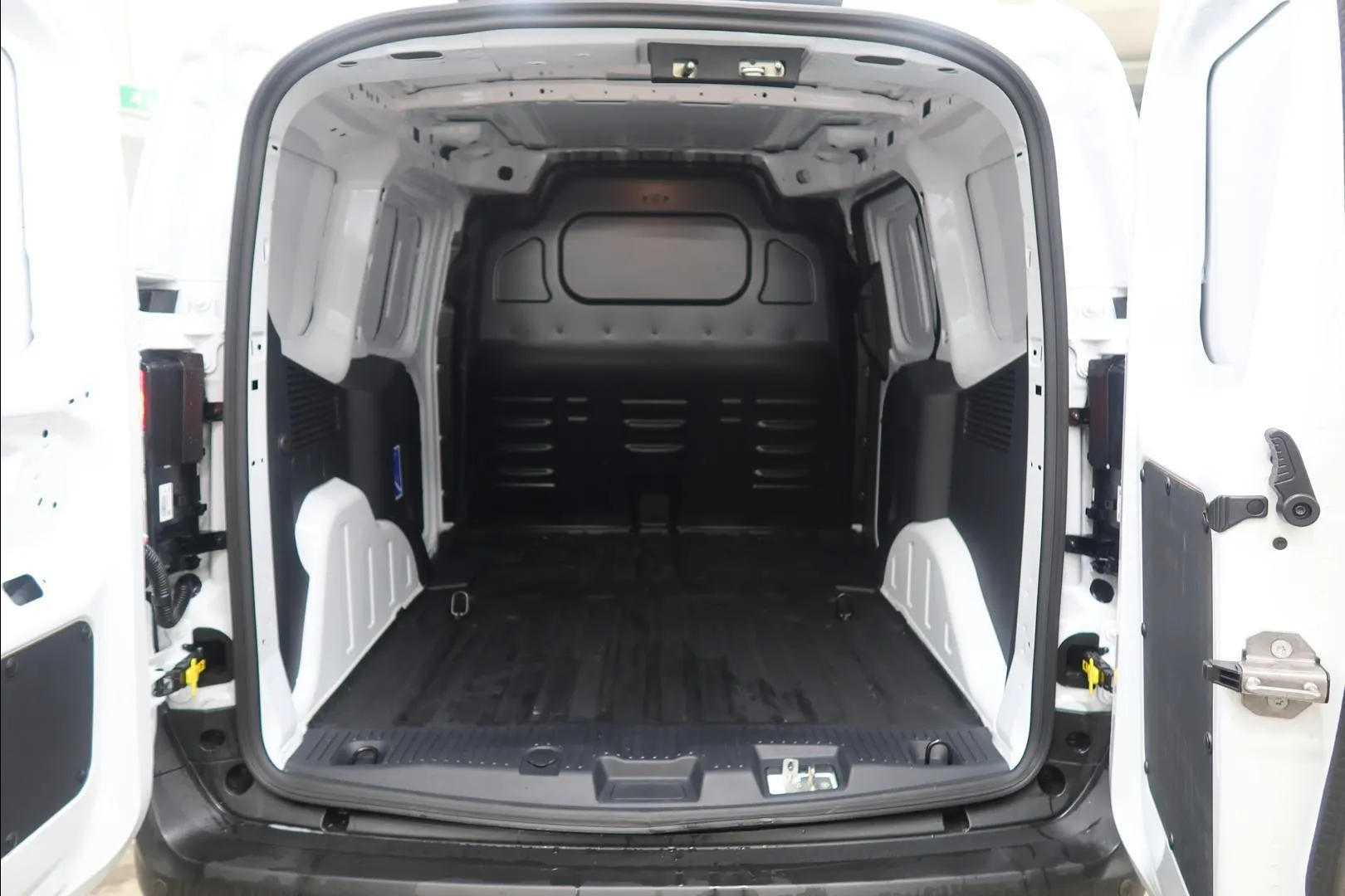 FORD TRANSIT COURIER NOM-533 carousel image