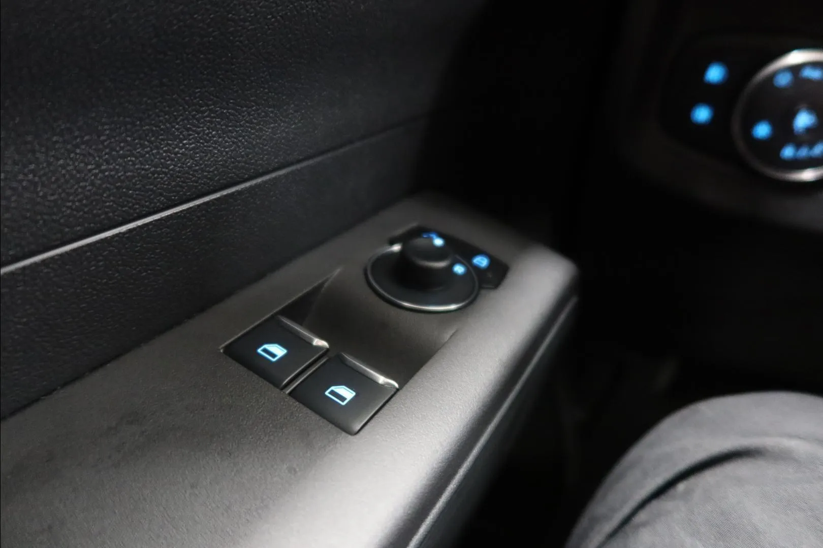FORD TRANSIT COURIER NOM-533 carousel image