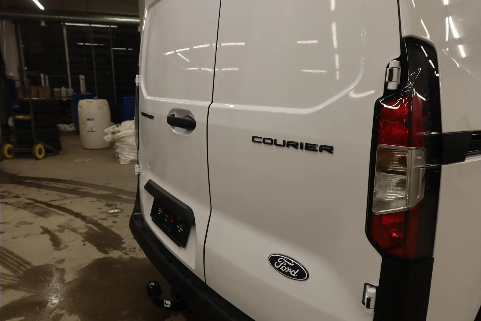 FORD TRANSIT COURIER NOM-533 carousel image